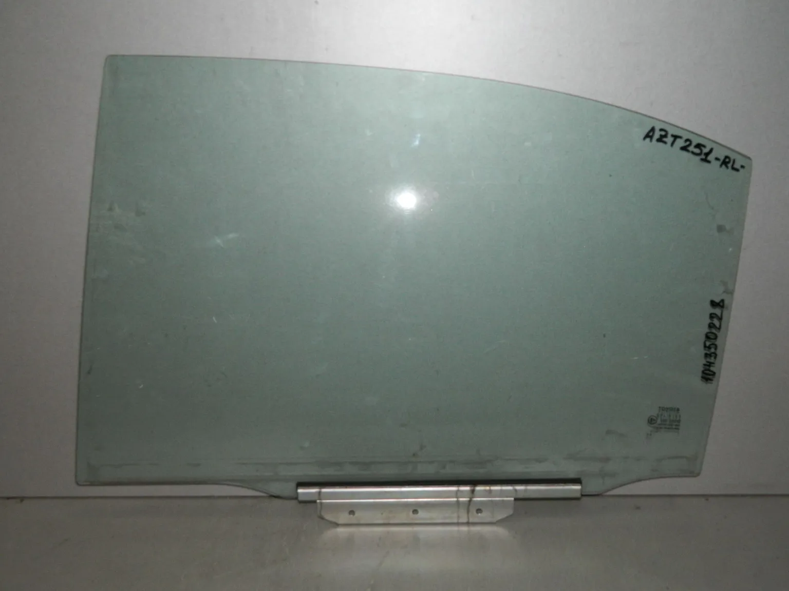 Стекло двери TOYOTA AVENSIS AZT251 Задн Лев (Контрактный) 104350228
