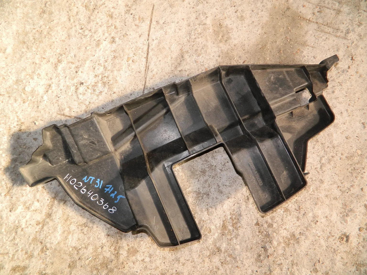 Дефлектор радиатора NISSAN X-TRAIL N31 Прав (Контрактный) 1102640368