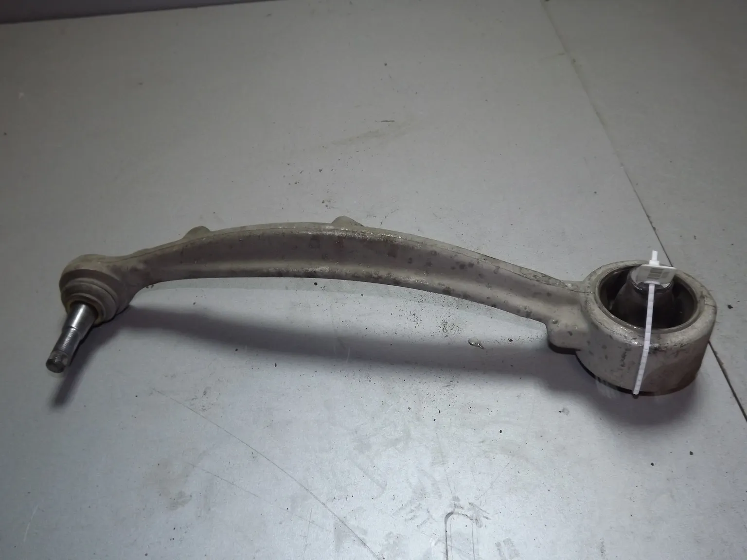 Рычаг подвески HYUNDAI EQUUS VI G6DA 2013-2015 Перед Лев Низ (Б/У) 35023990