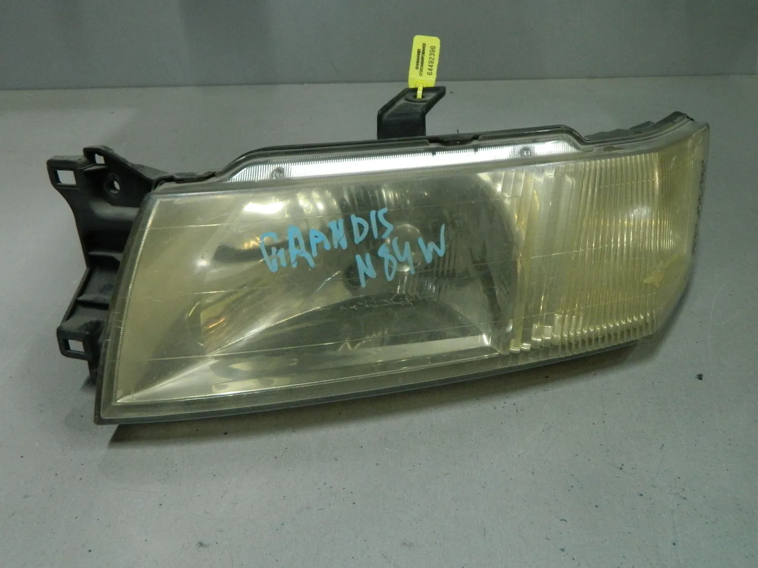 Фара MITSUBISHI CHARIOT N84W Перед Лев (Контрактный) 64492396