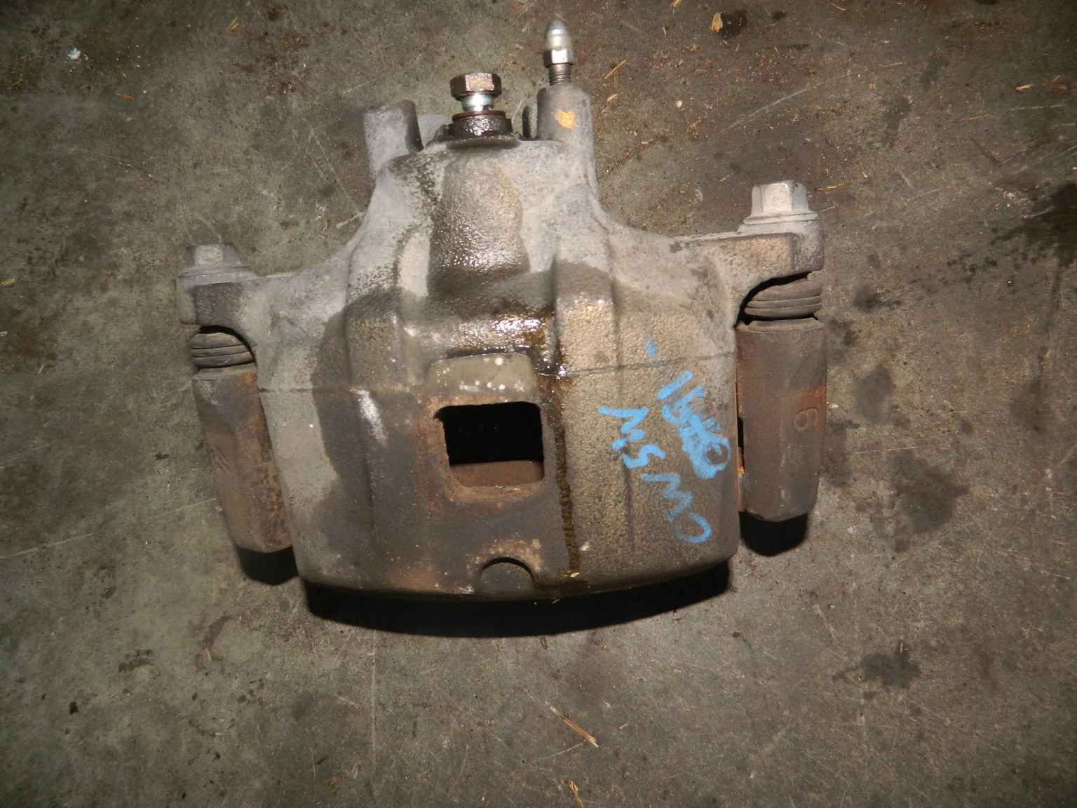 Суппорт MITSUBISHI OUTLANDER CW5W Перед Лев (Кoнтрaктный) 1096640716