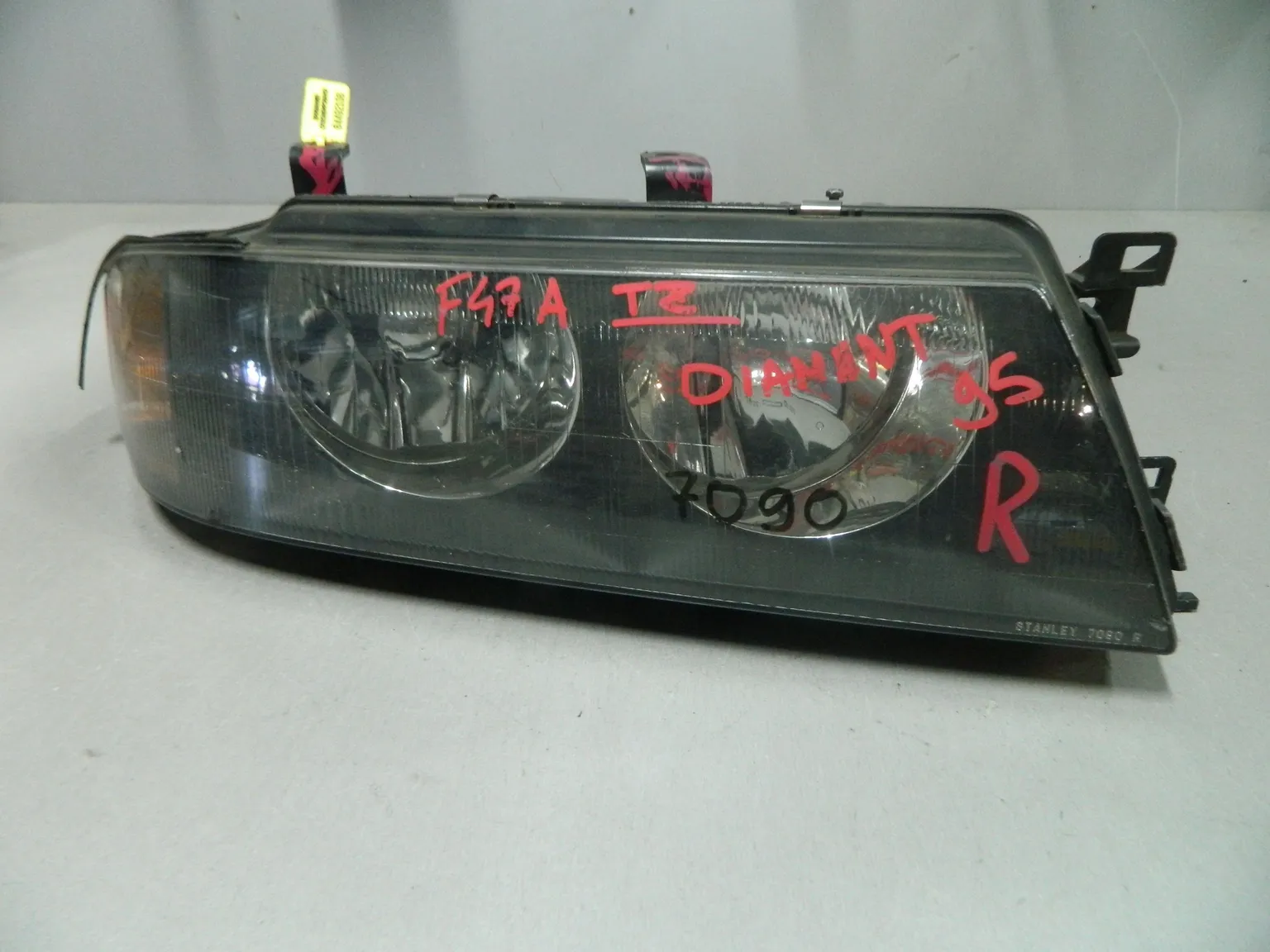 Фара MITSUBISHI DIAMANTE F31A Перед Прав 7090 (Контрактный) 64492106