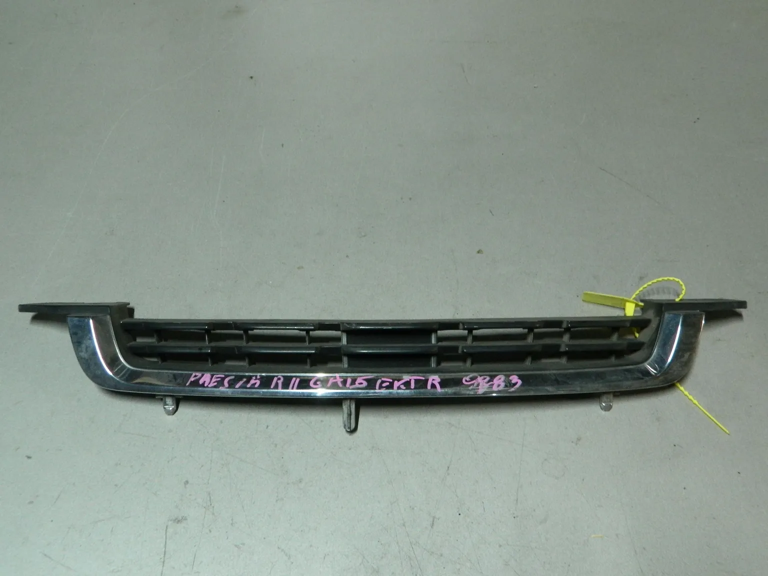 Решетка радиатора NISSAN PRESEA R11 (Контрактный) 79773055