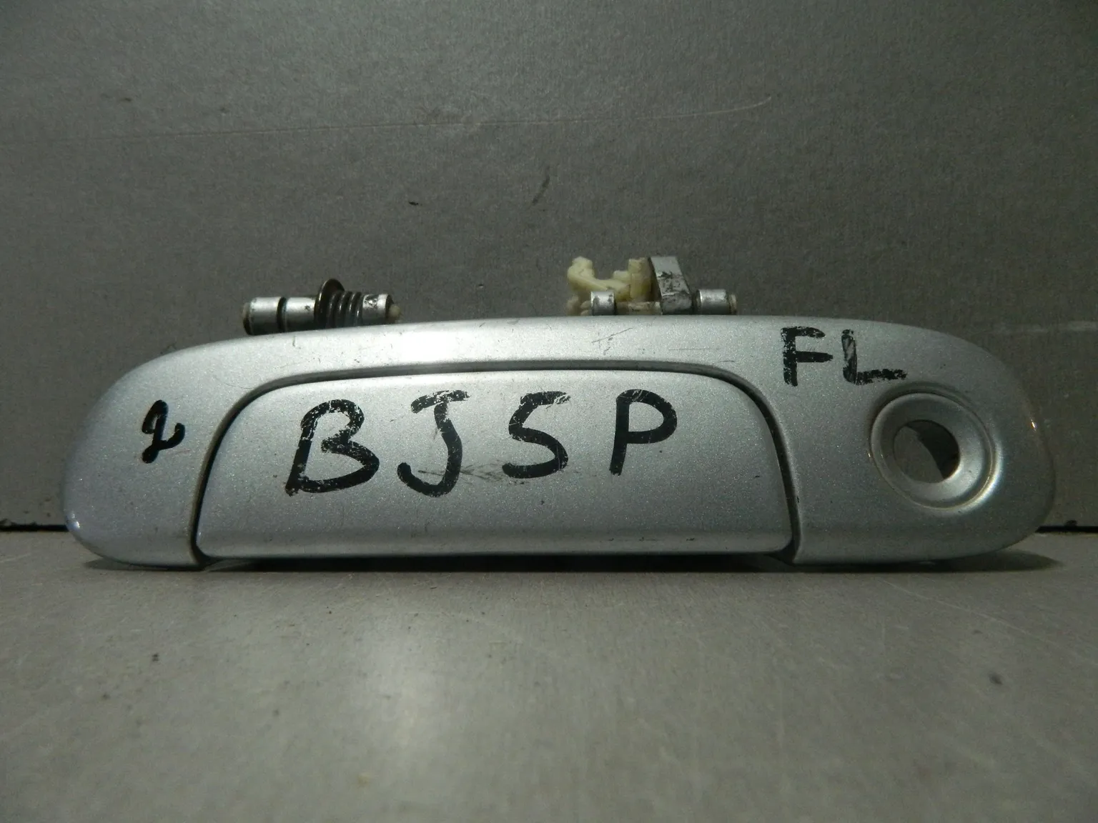 Ручка двери наружная MAZDA FAMILIA BJ5P Перед Лев (Контрактный) 81539924