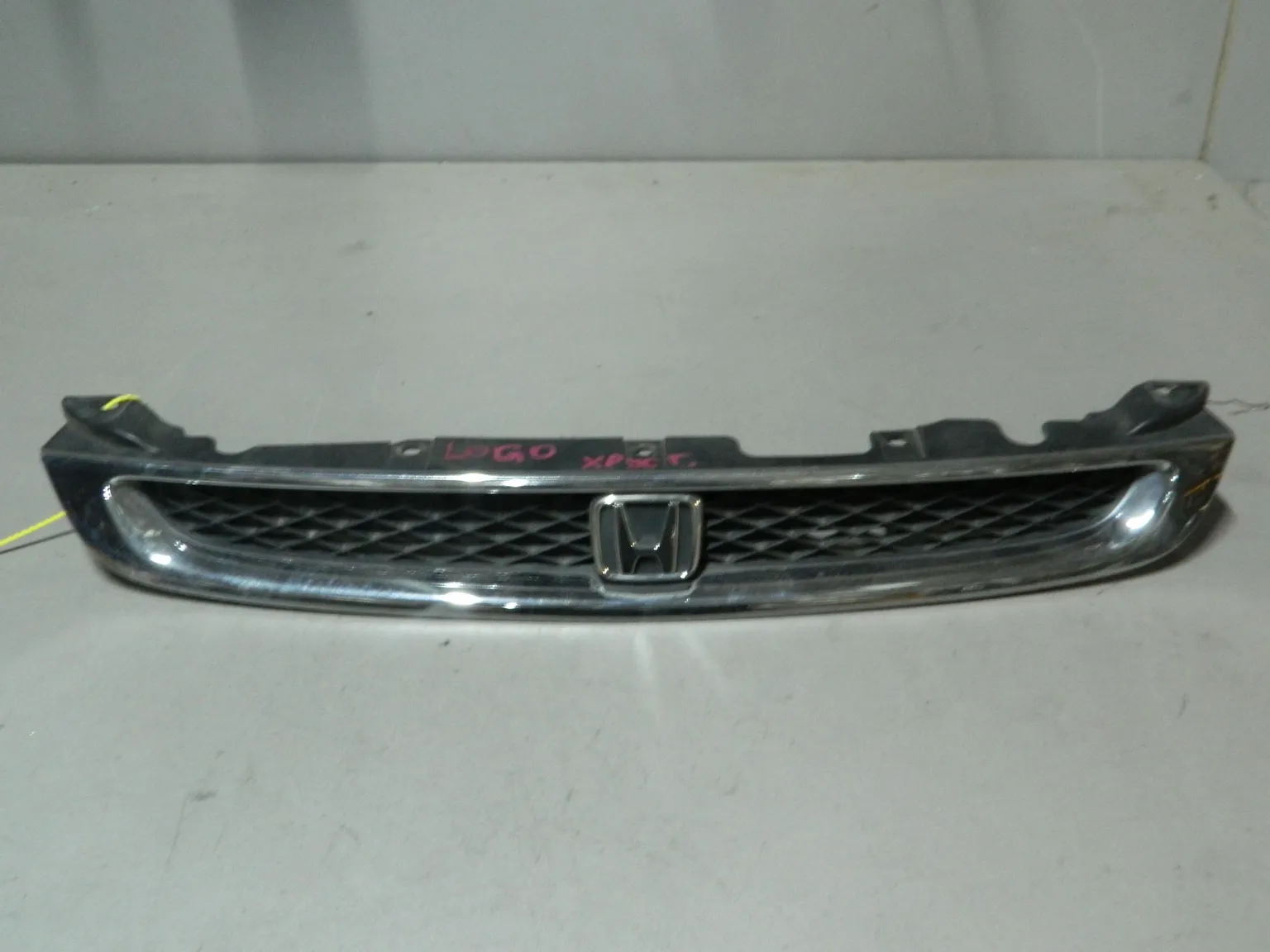 Решетка радиатора HONDA LOGO GA3 (Контрактный) 79773025