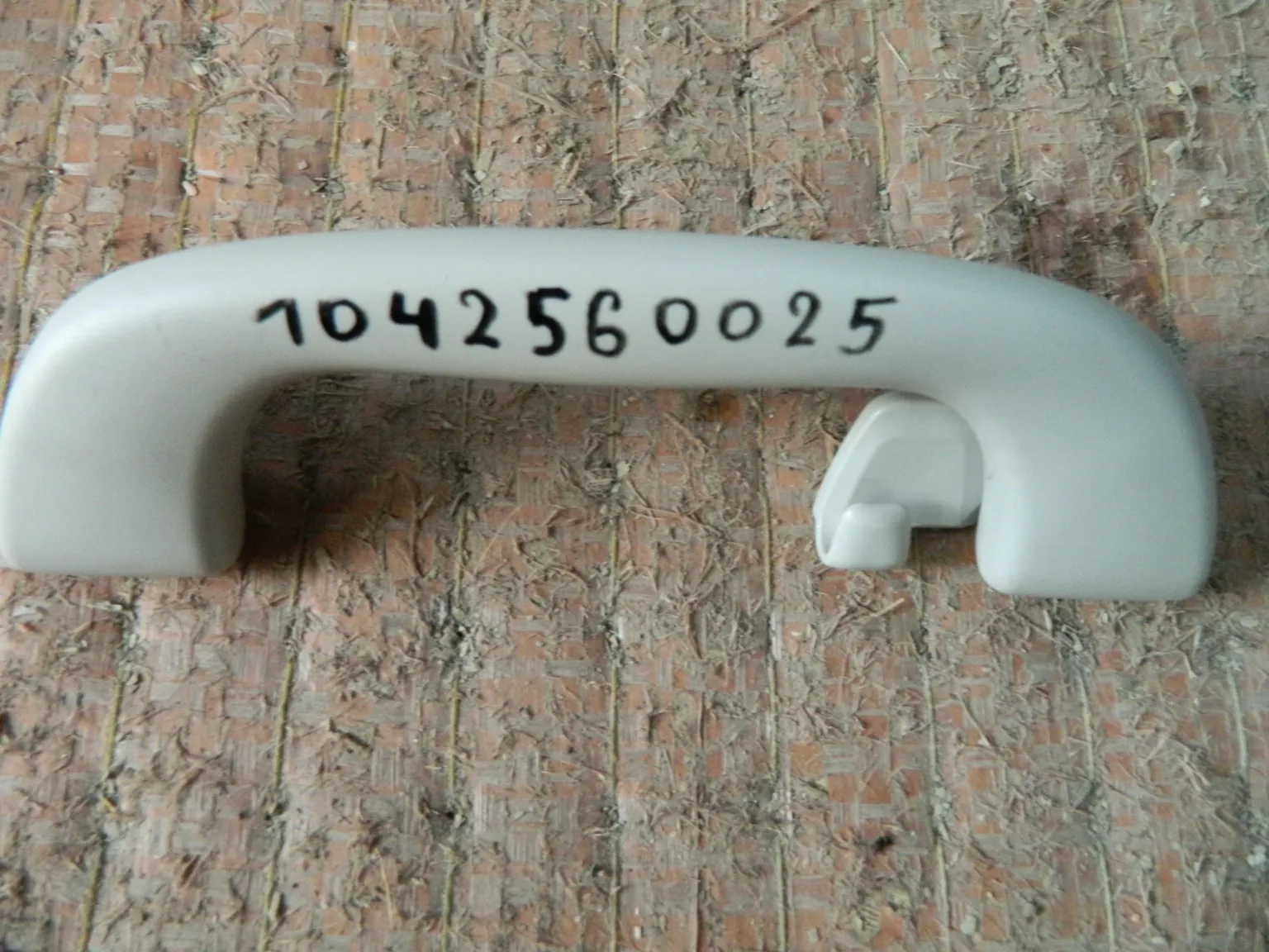 Ручка потолочная MAZDA AXELA BLEFP (Контрактный) 1042560025