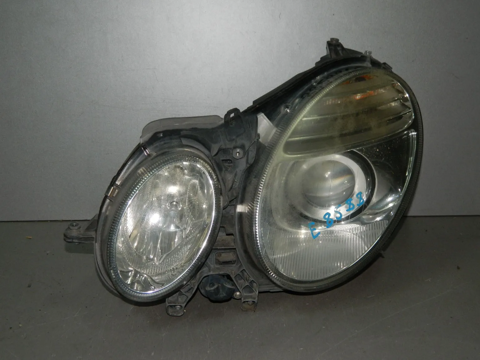 Фара MERCEDES-BENZ E-CLASS W211 Перед Лев (Контрактный) 28588051