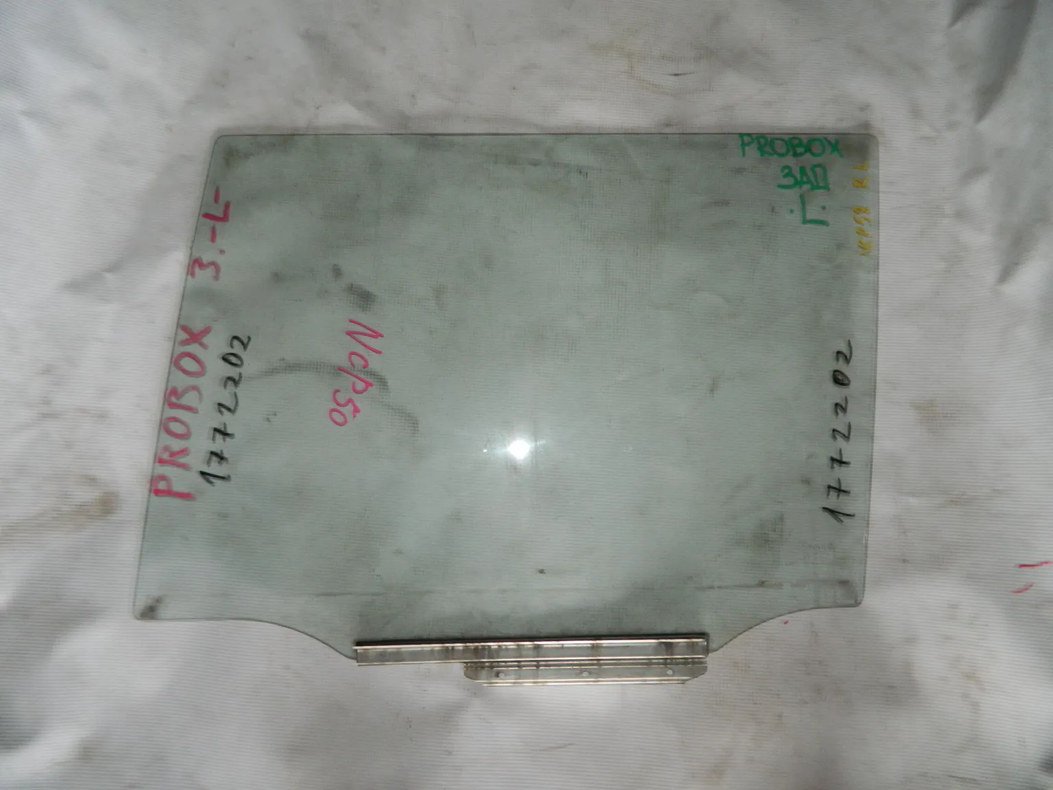 Стекло двери TOYOTA PROBOX NCP50 Задн. Лев (Контрактный) 1772202