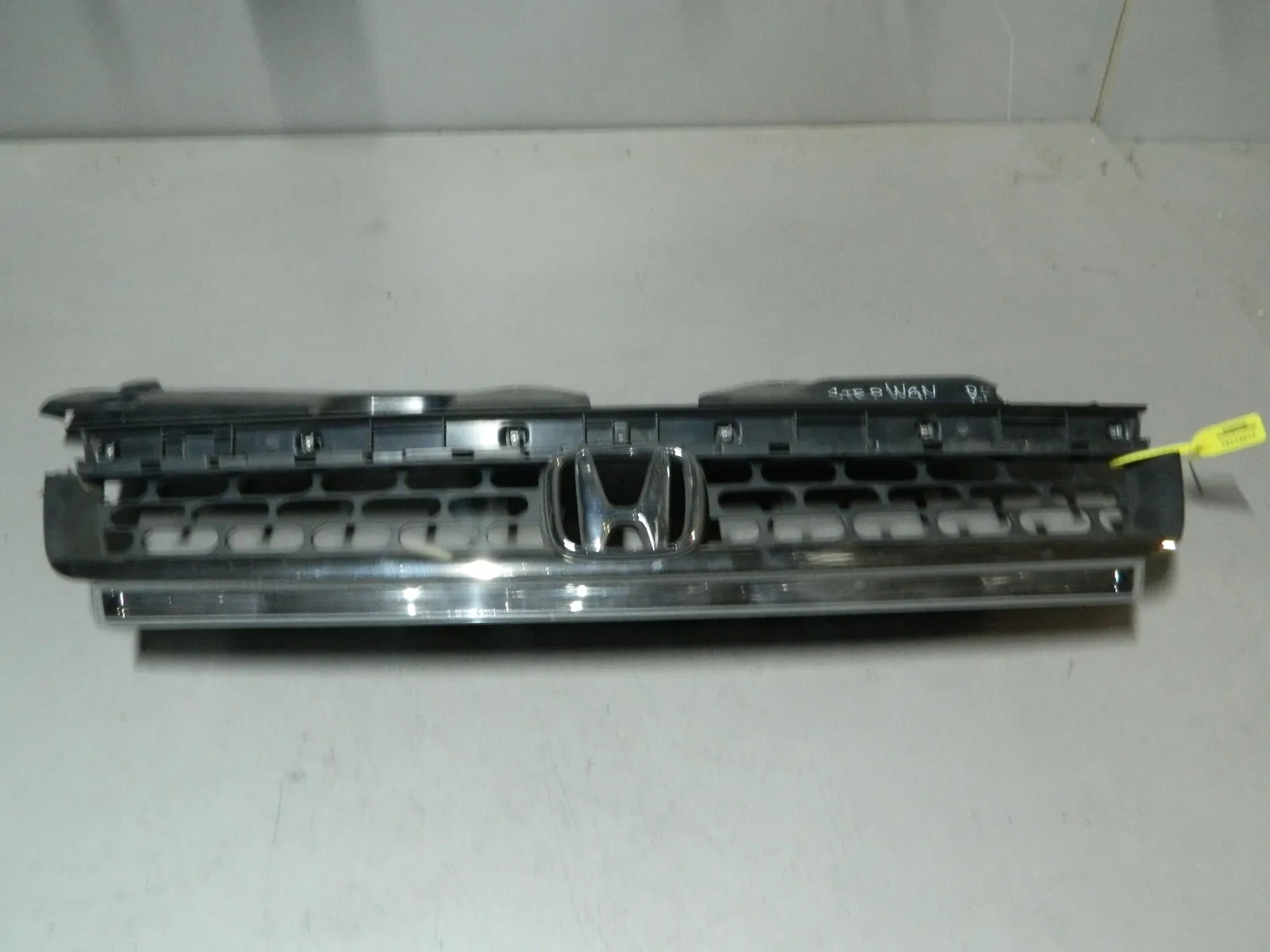 Решетка радиатора HONDA STEPWGN RF5 (Контрактный) 79773017