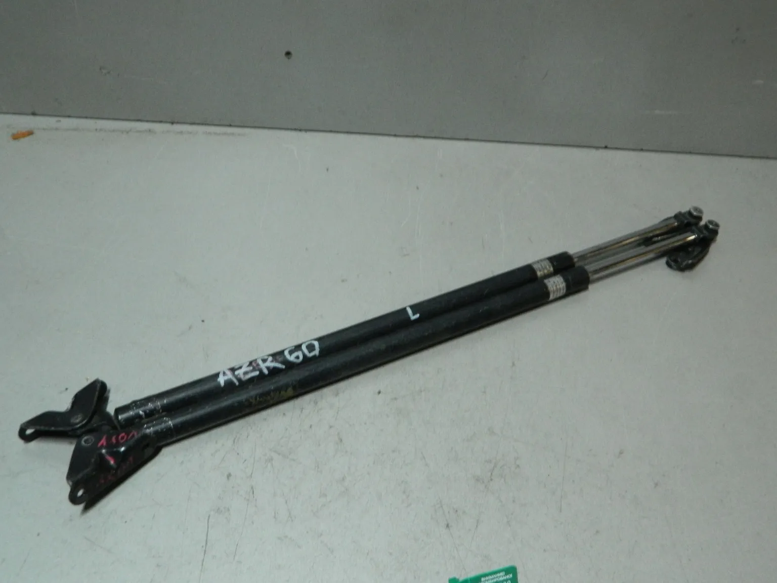 Амортизатор багажника TOYOTA VOXY AZR60 (Контрактный) 81532220