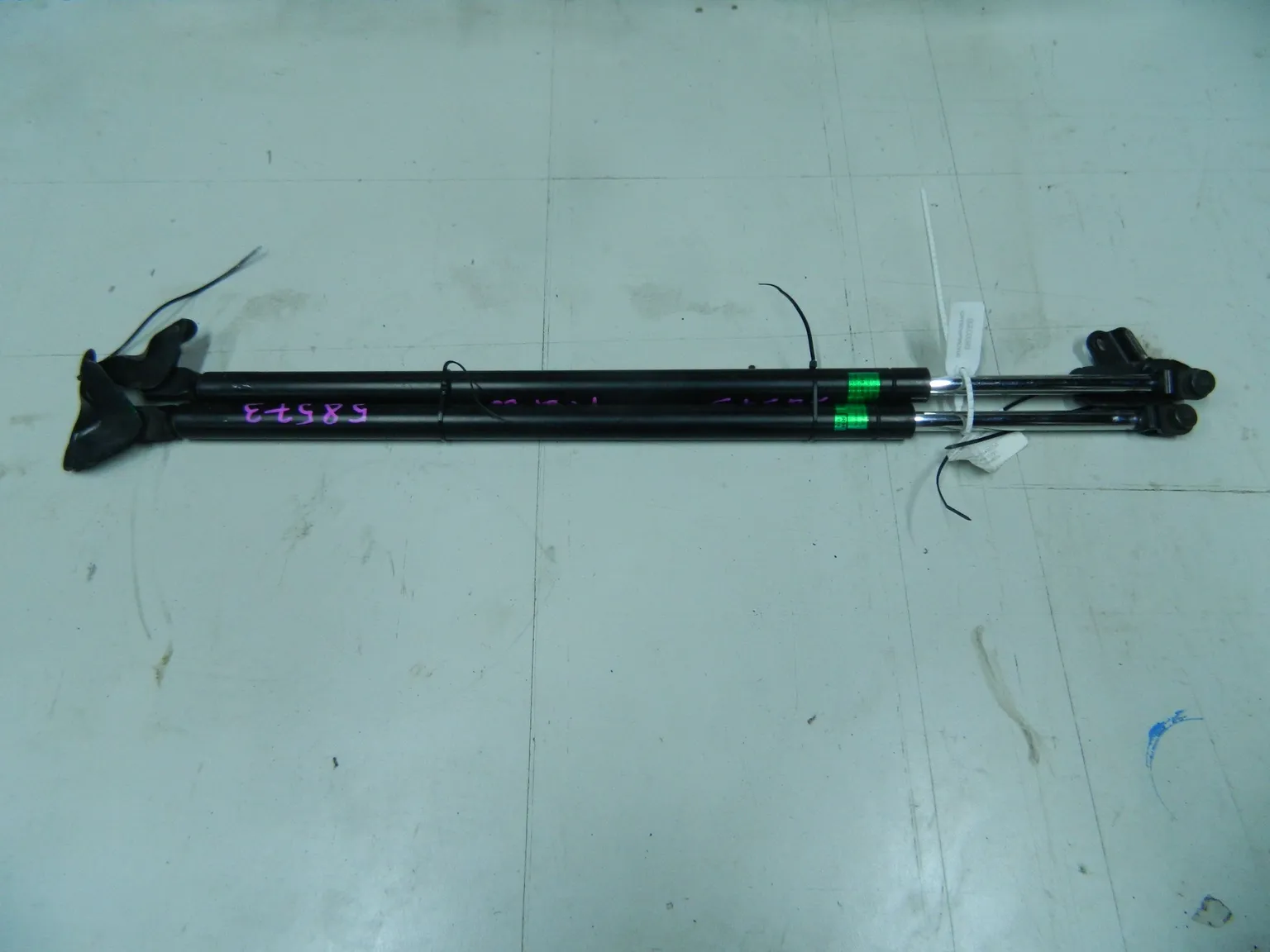 Амортизатор 5-й двери TOYOTA NOAH AZR65 (Контрактный) 68000350