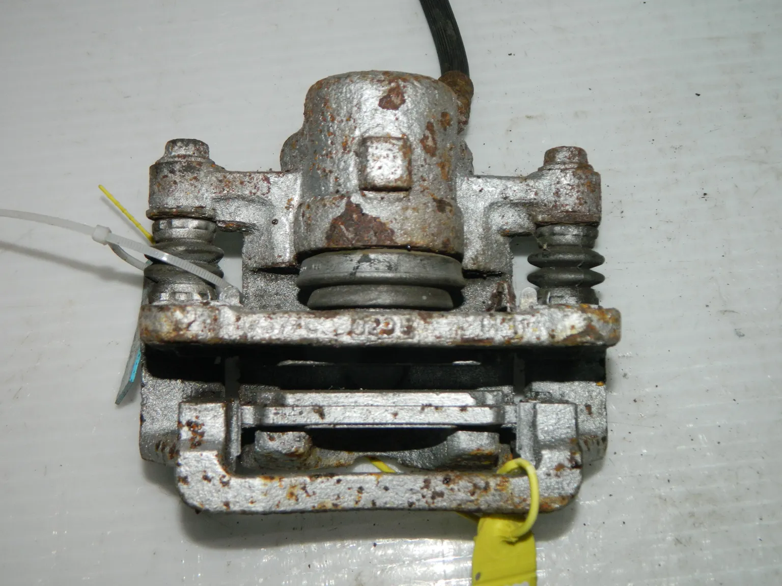 Суппорт TOYOTA COROLLA E120 Зад Прав 40951227 Б/У