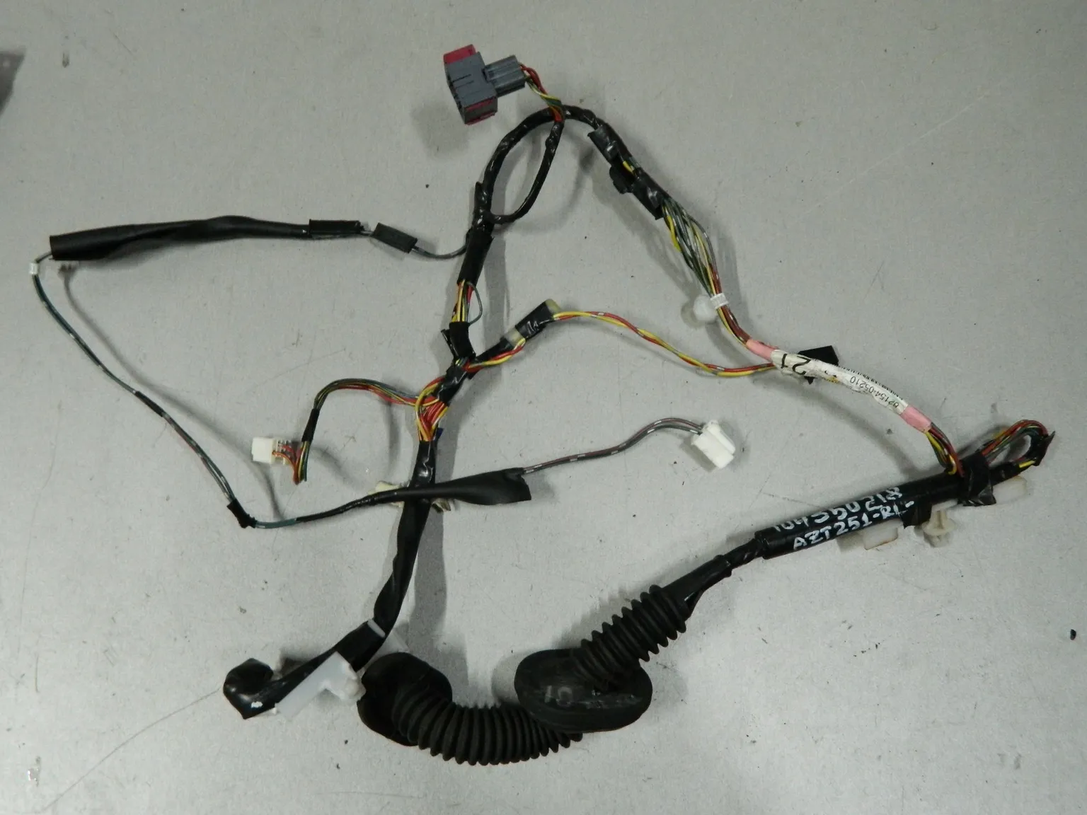 Проводка двери TOYOTA AVENSIS AZT251 Зад Лев (Контрактный) 104350218 8215405210