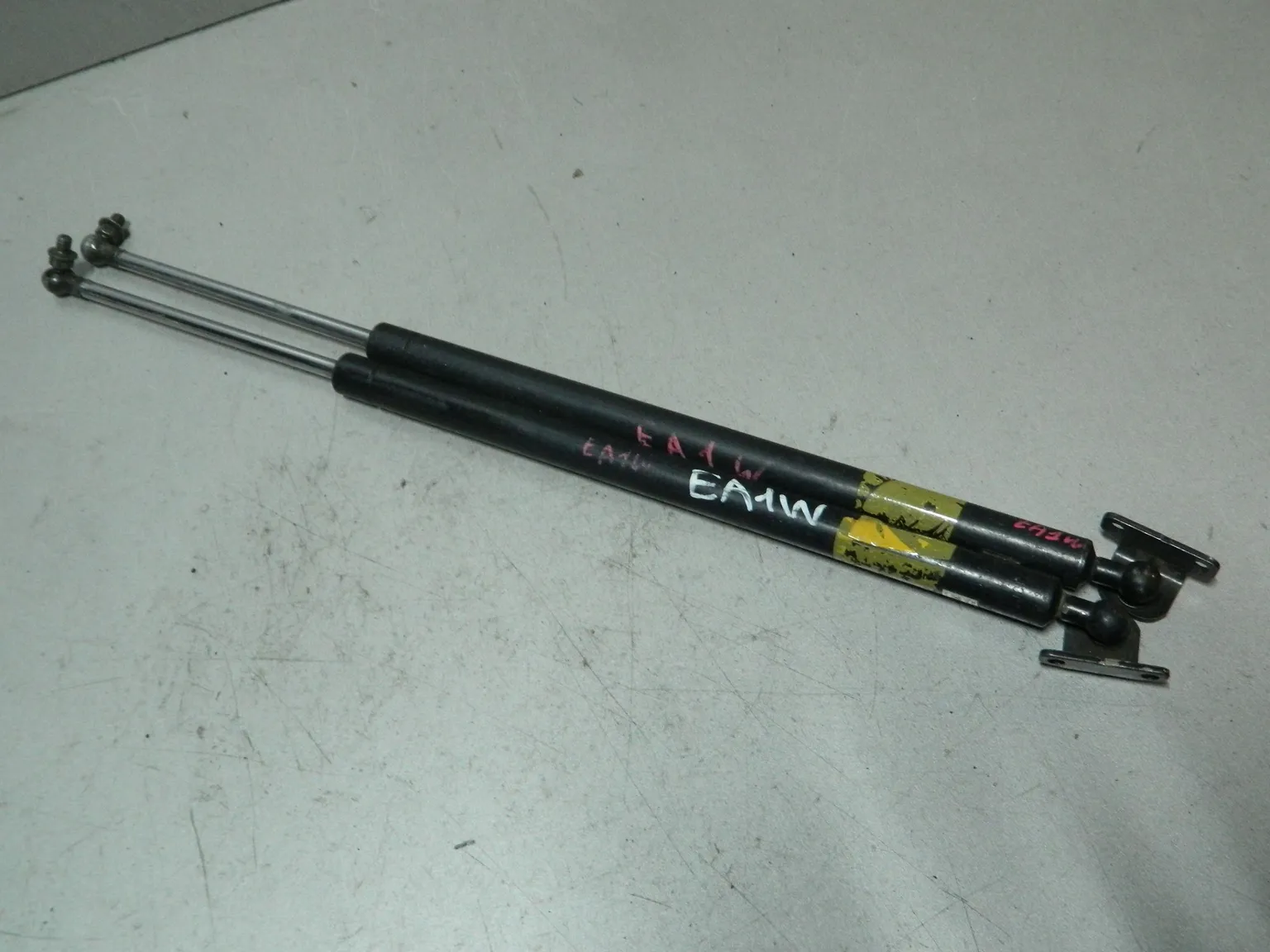 Амортизатор багажника MITSUBISHI LEGNUM EA1W (Контрактный) 81528837