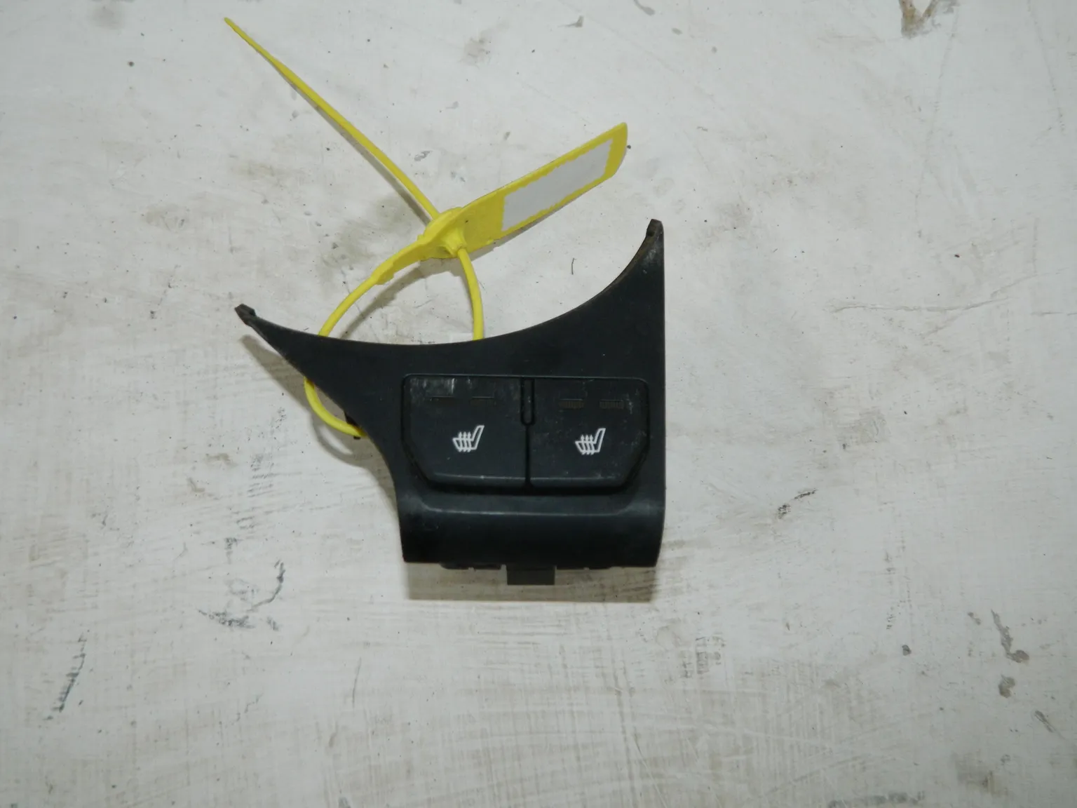 Кнопка подогрева сидений KIA RIO QB G4FA (Б/У) 40940187