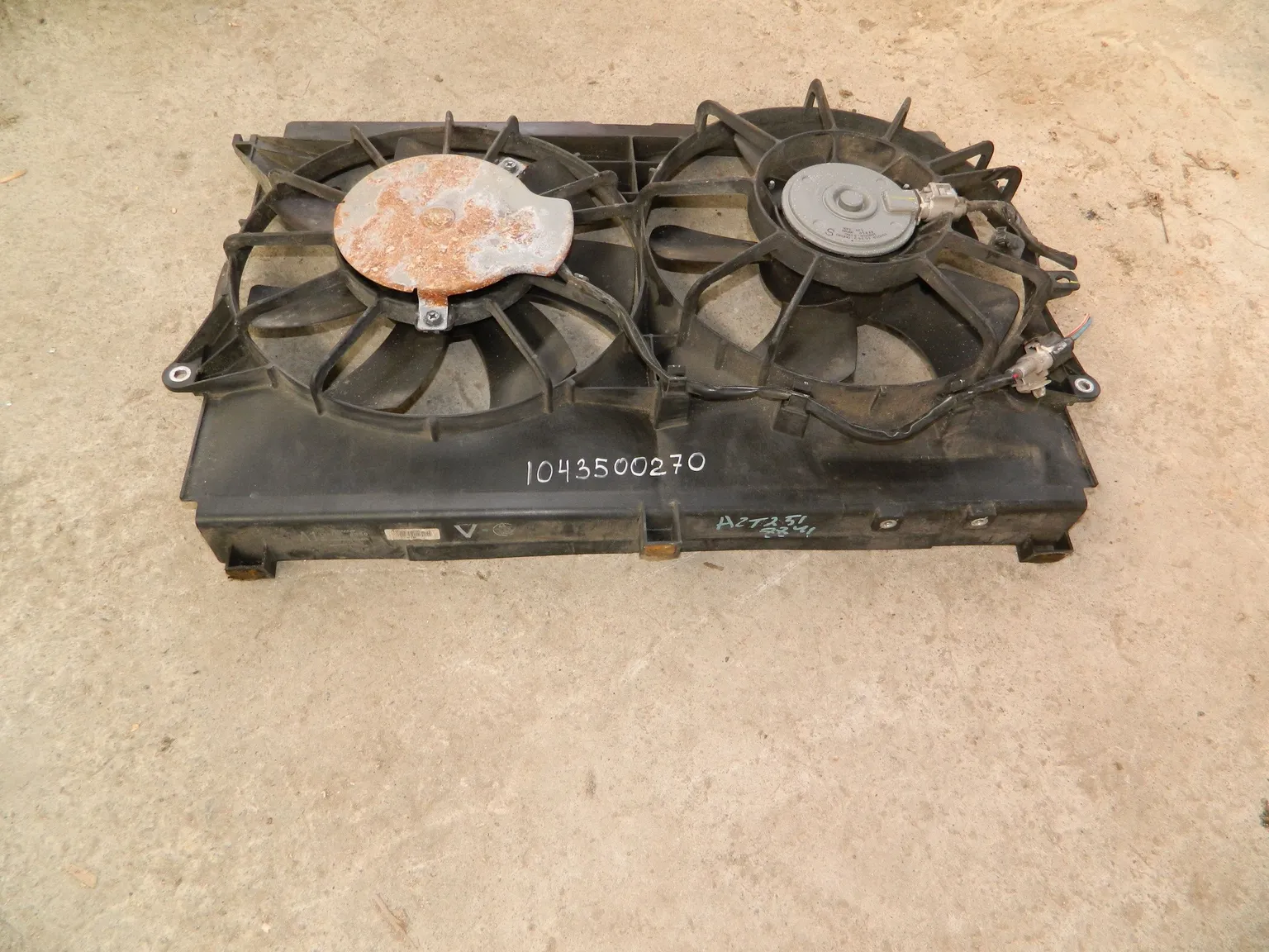 Диффузор радиатора TOYOTA AVENSIS AZT251 (Контрактный) 1043500270 163630H030