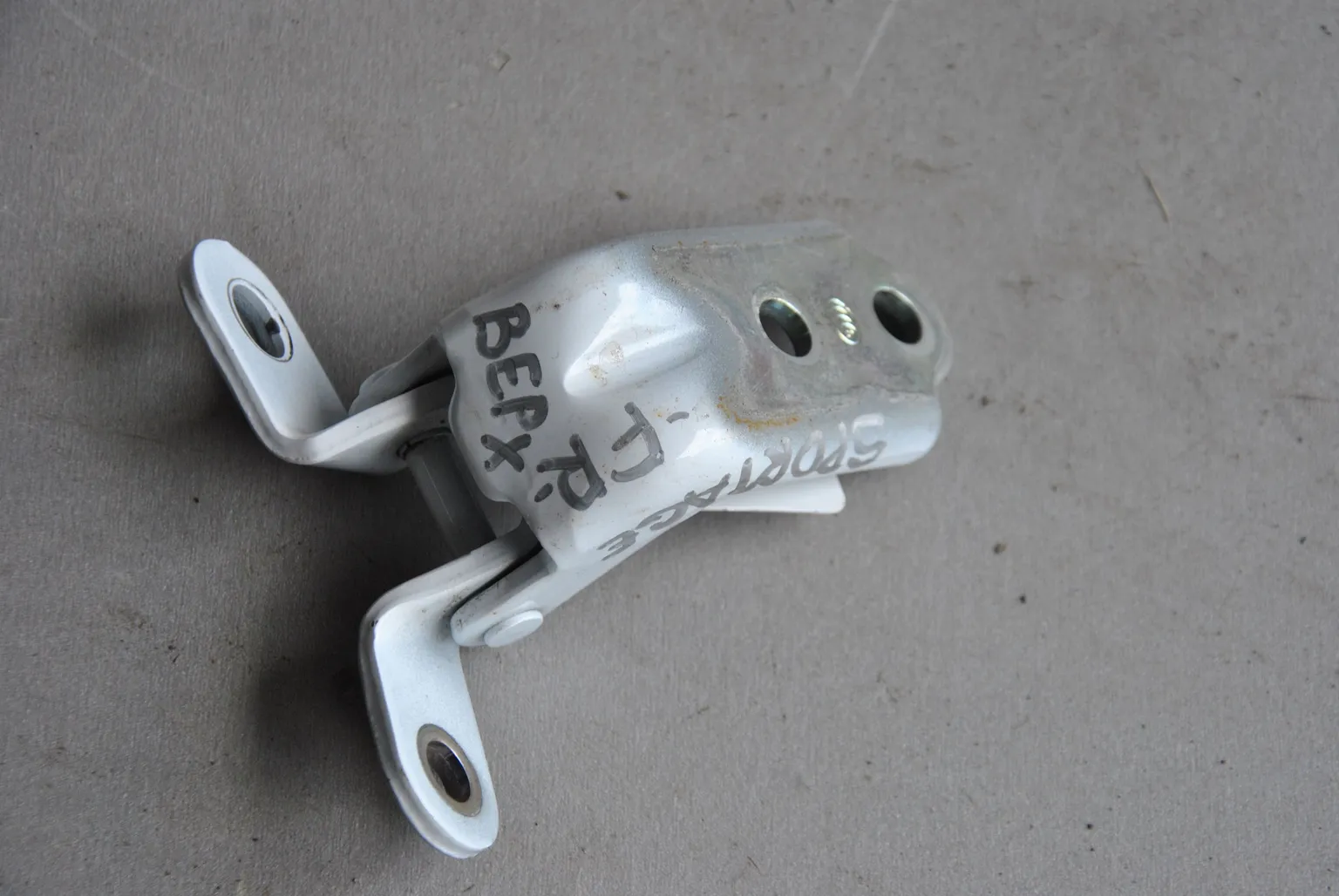 Петля двери Kia Sportage QL Перед. Прав. Верх (Б/У) 45990143