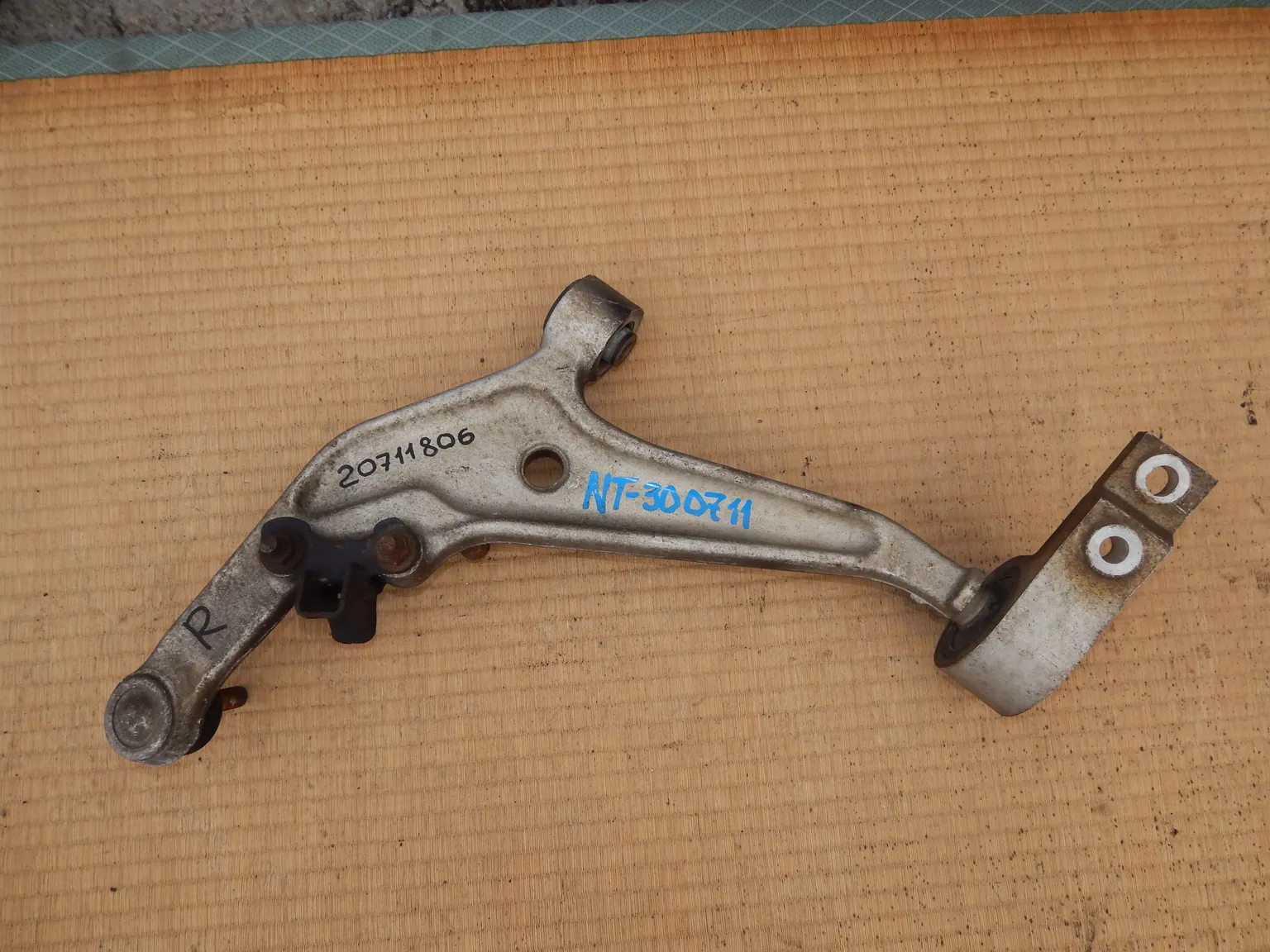Рычаг подвески NISSAN X-TRAIL T30 Перед Прав (Контрактный) 20711806