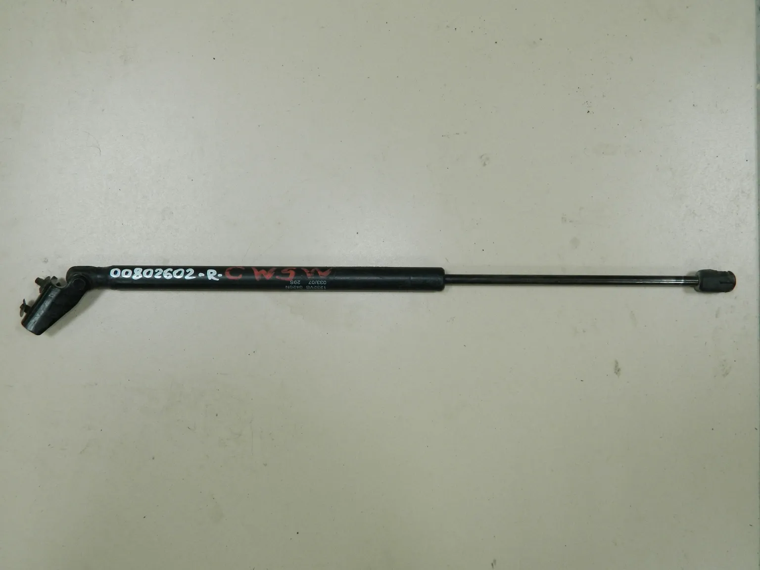 Амортизатор багажника MITSUBISHI OUTLANDER CW5W Прав (Контрактный) 81528912