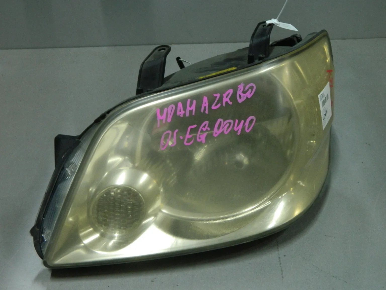 Фара TOYOTA VOXY AZR60 Перед Лев 28151 (Контрактный) 03344575