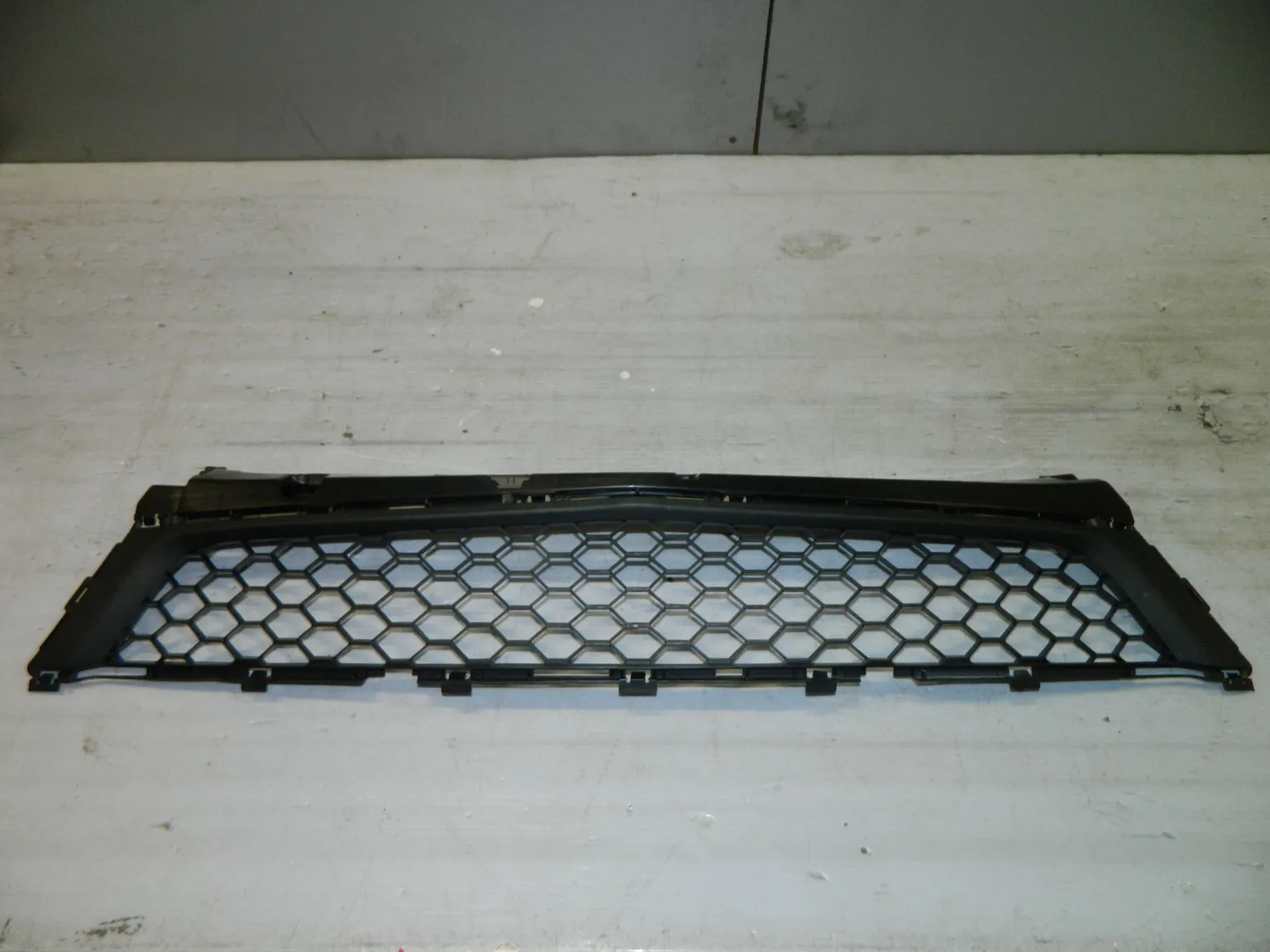 Решетка бампера API MZ143000G6000 MAZDA 3