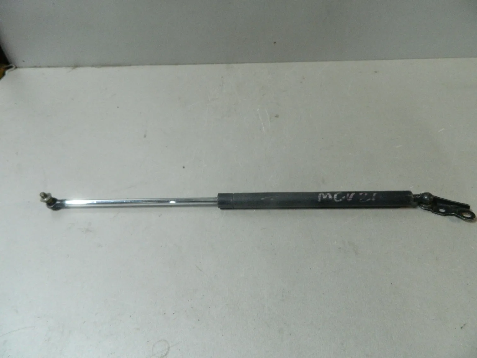 Амортизатор багажника TOYOTA CAMRY GRACIA MCV21 Прав (Контрактный) 81532250