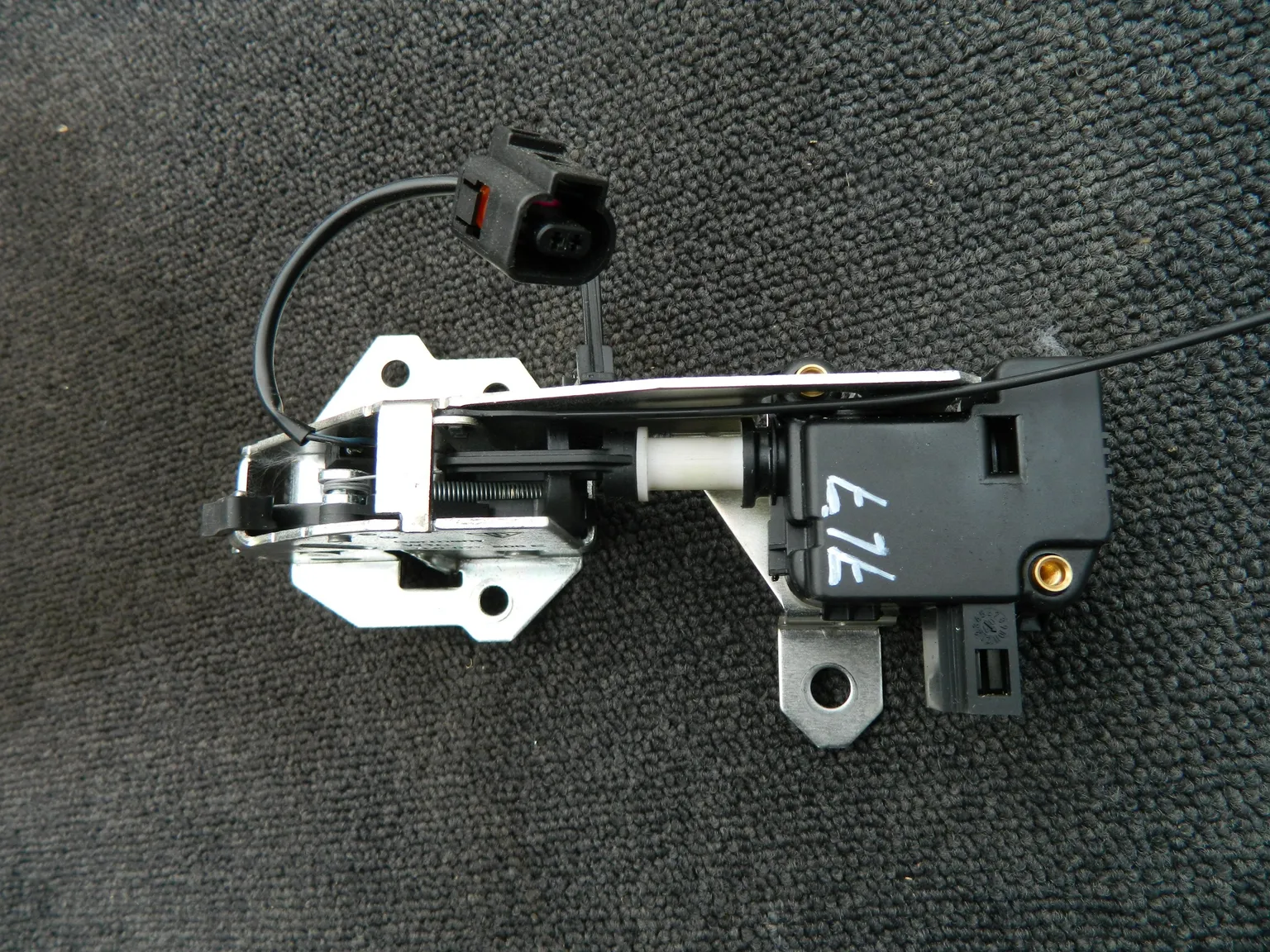 Замок стекла крышки багажника VOLKSWAGEN TOUAREG 7L7 (Контрактный) 2777400072