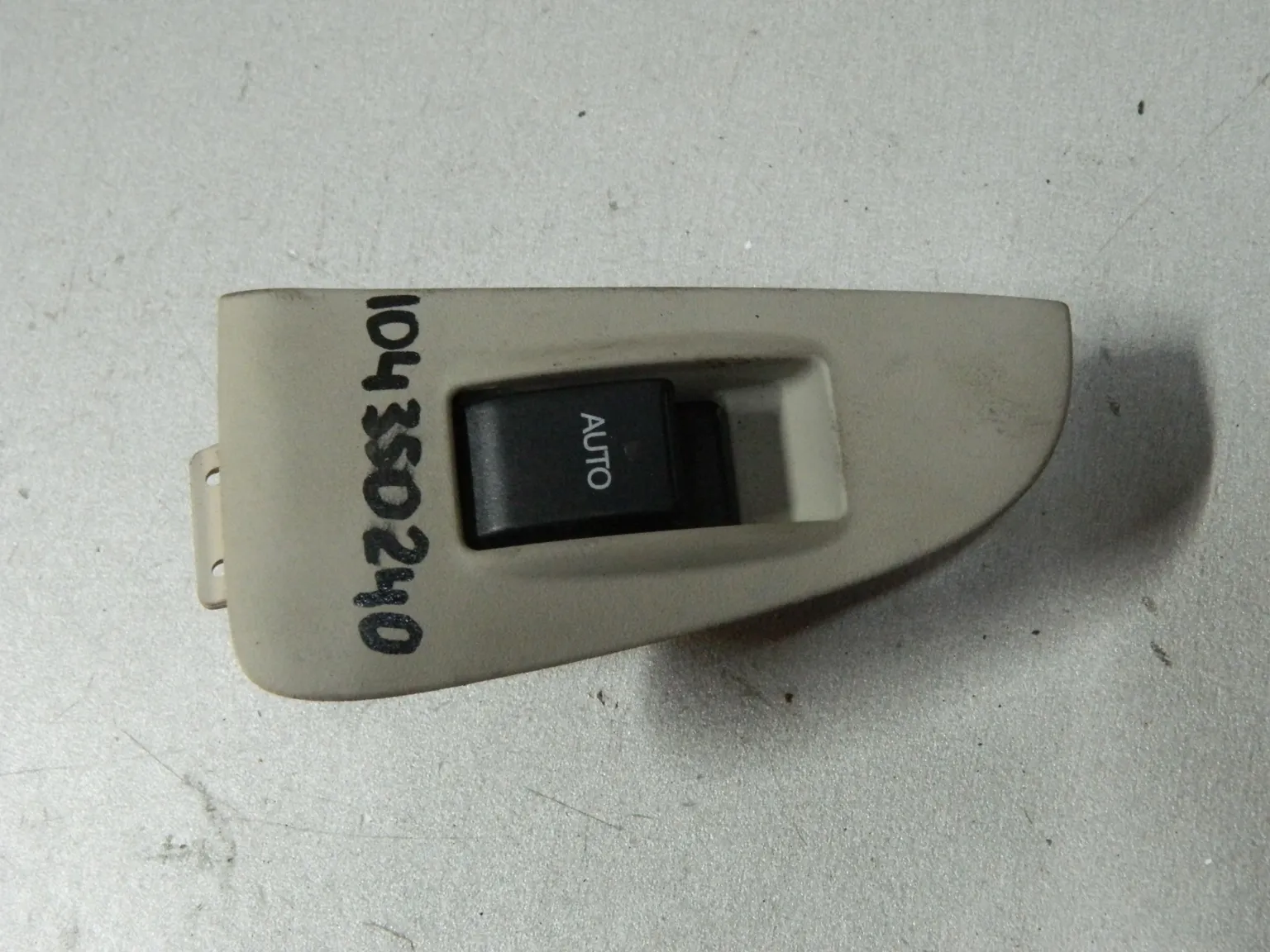 Кнопка стеклоподъемника TOYOTA AVENSIS AZT251 Зад Лев (Контрактный) 104350240