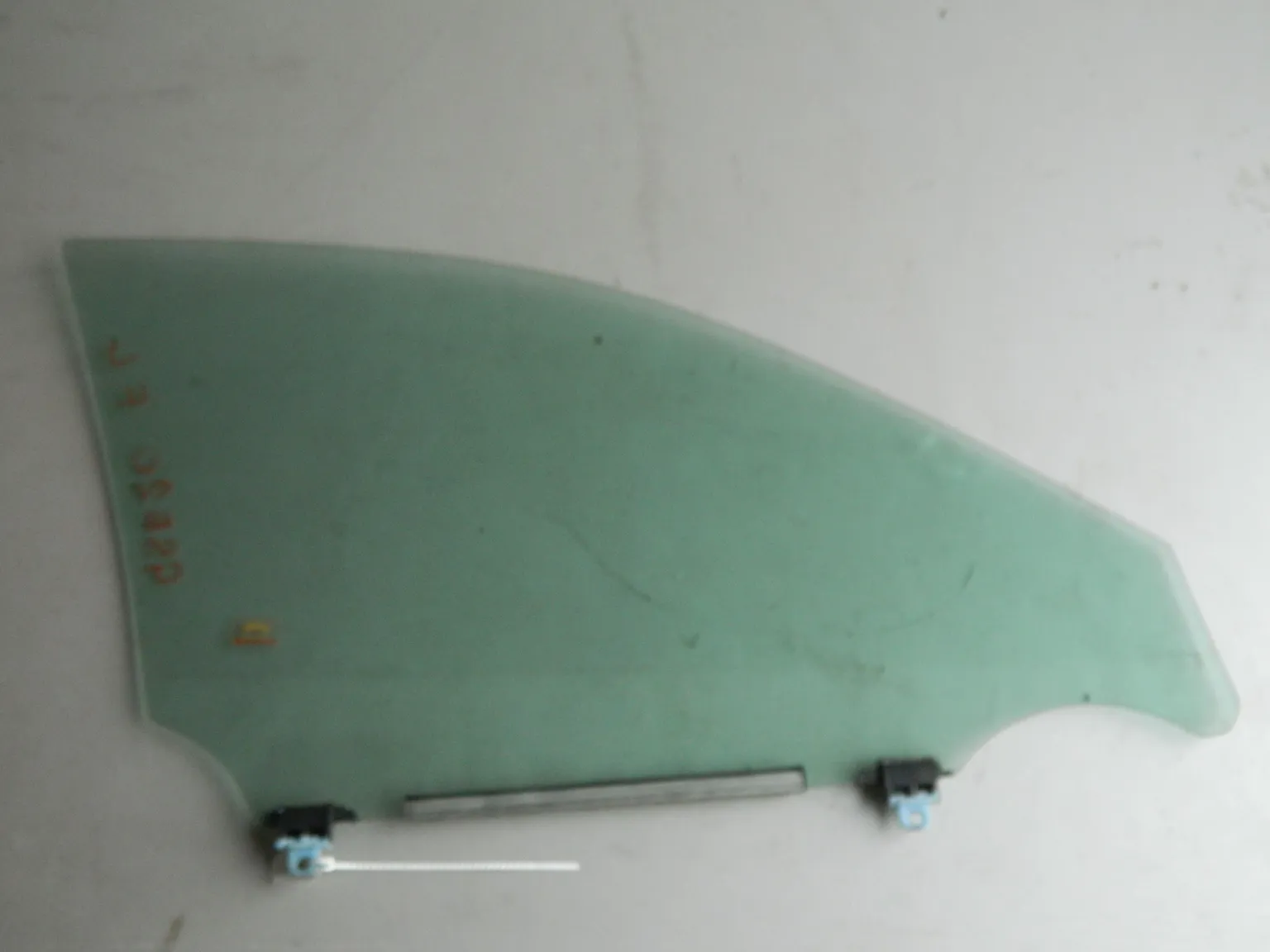 Стекло двери LEXUS IS200D Перед. Лев. (Контрактный) 45976181