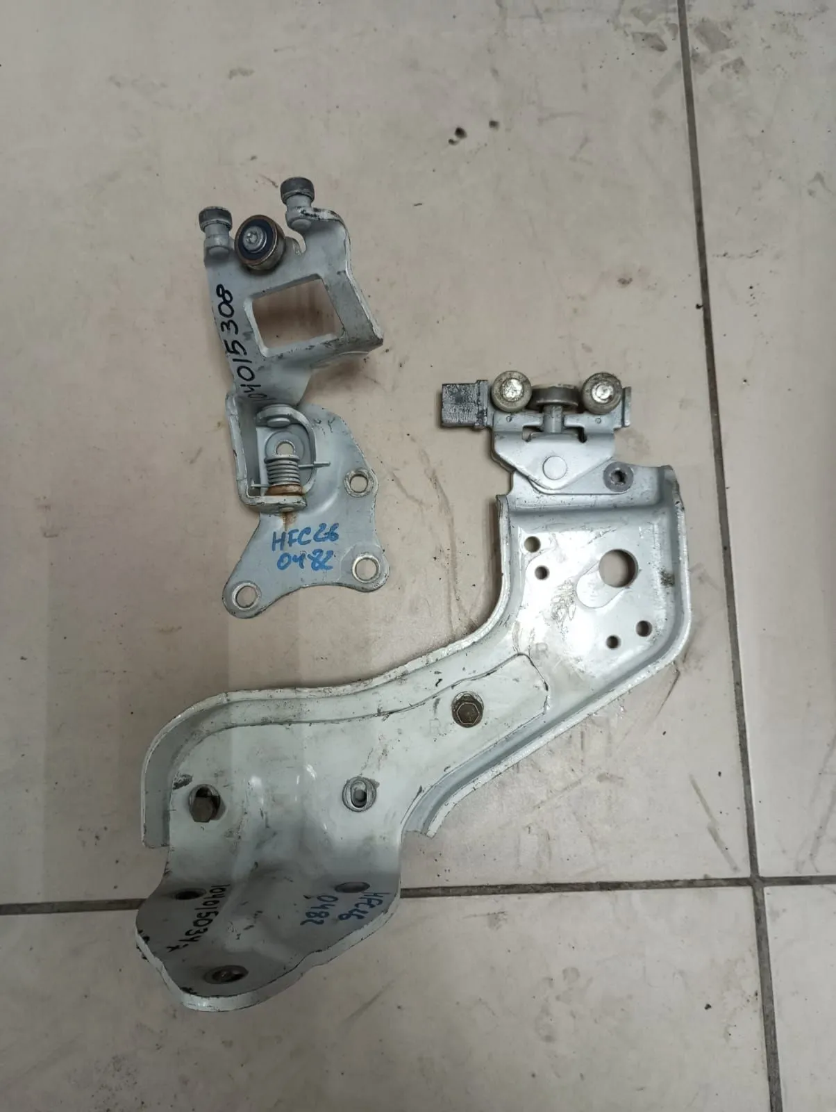 Ролик раздвижной двери NISSAN SERENA HFC26 Зад Прав (Контрактный) 104015308