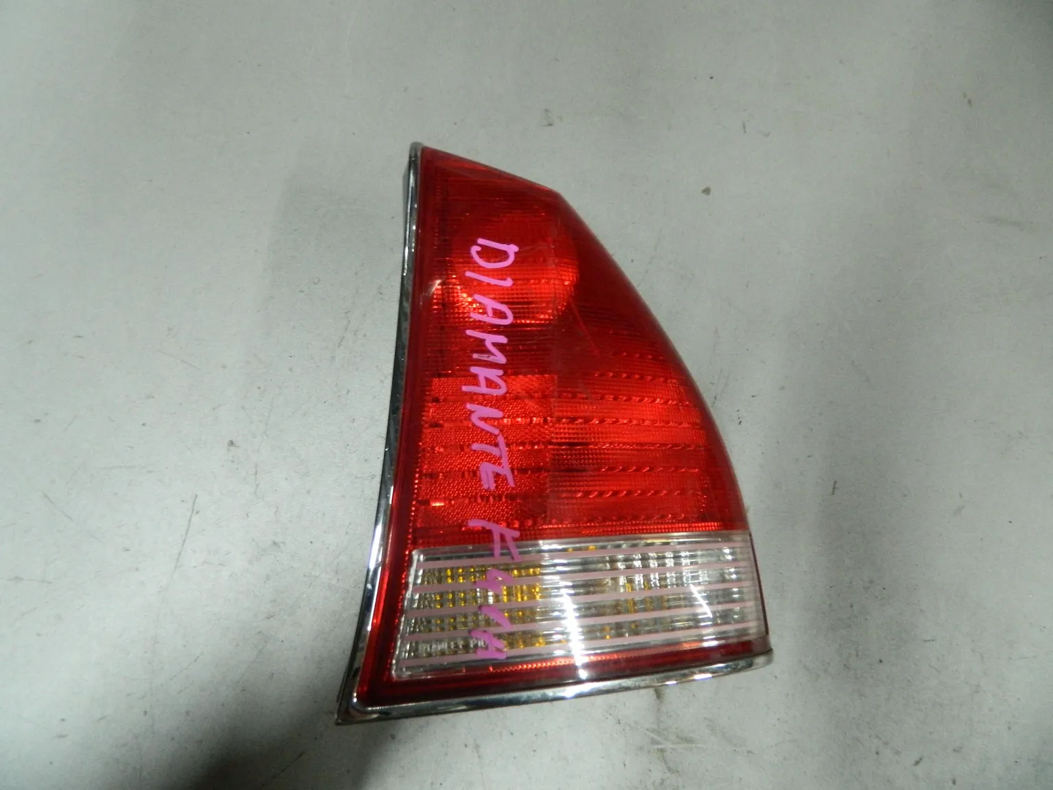 Фонарь MITSUBISHI DIAMANTE F31A Зад Прав 1017 (Контрактный) 68000904