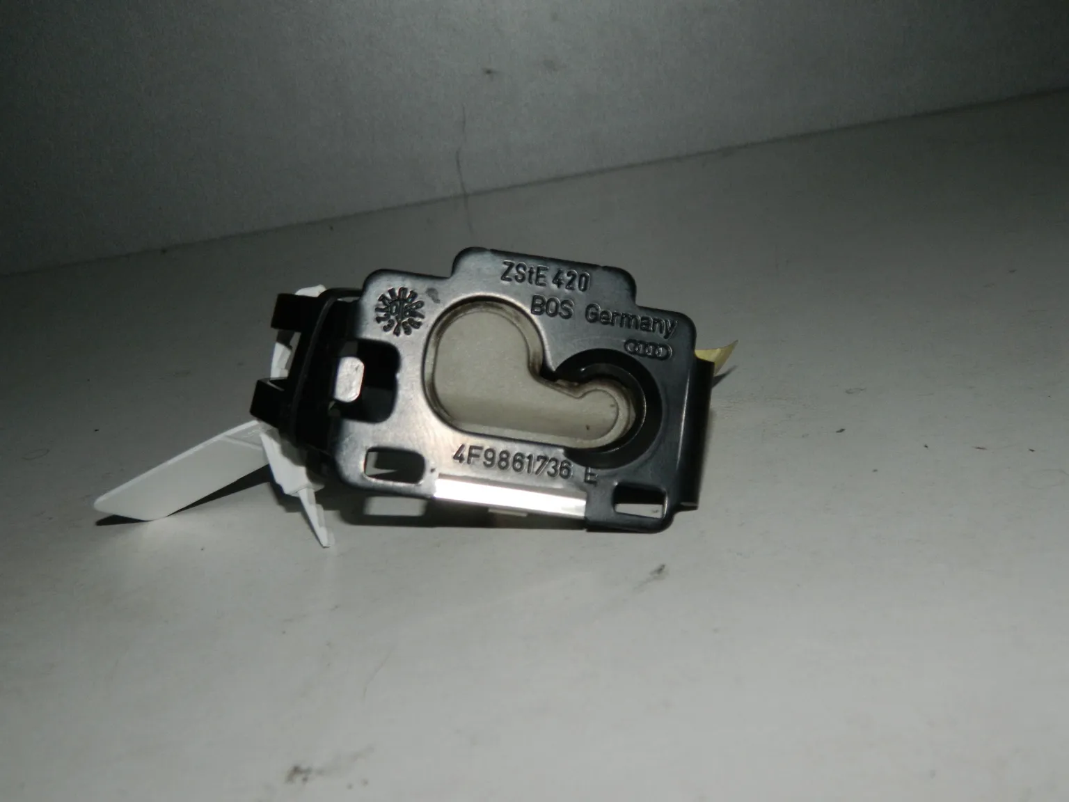 Кронштейн полки багажника AUDI Q7 4L (Б/У) 35020503