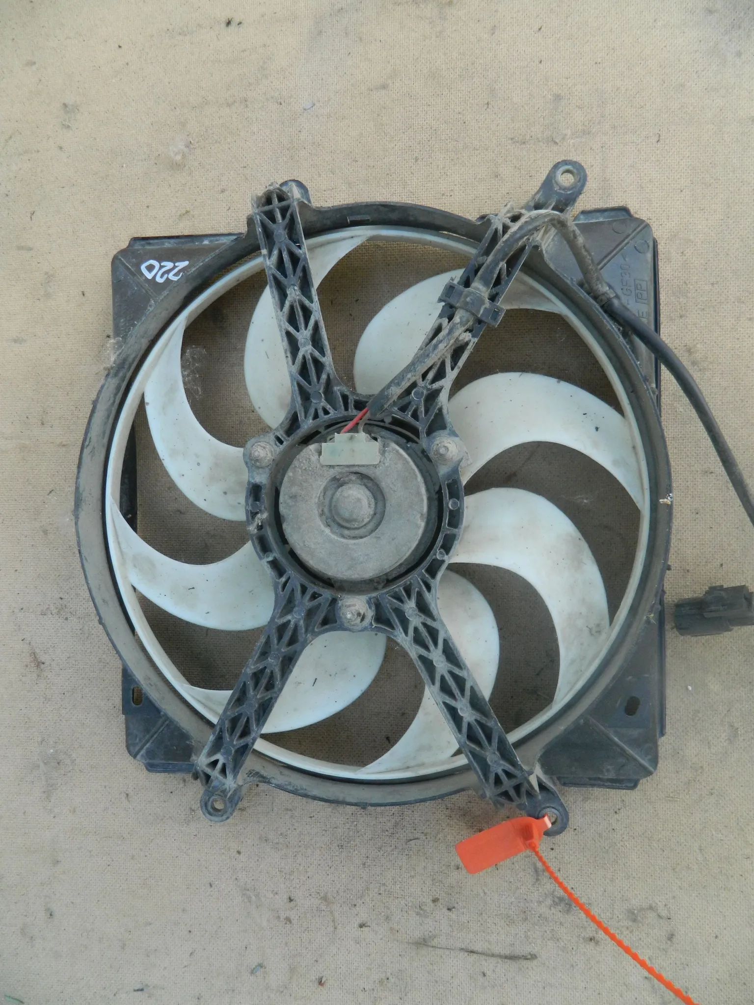 Диффузор радиатора TOYOTA AVENSIS AT220 (Контрактный) 65243194