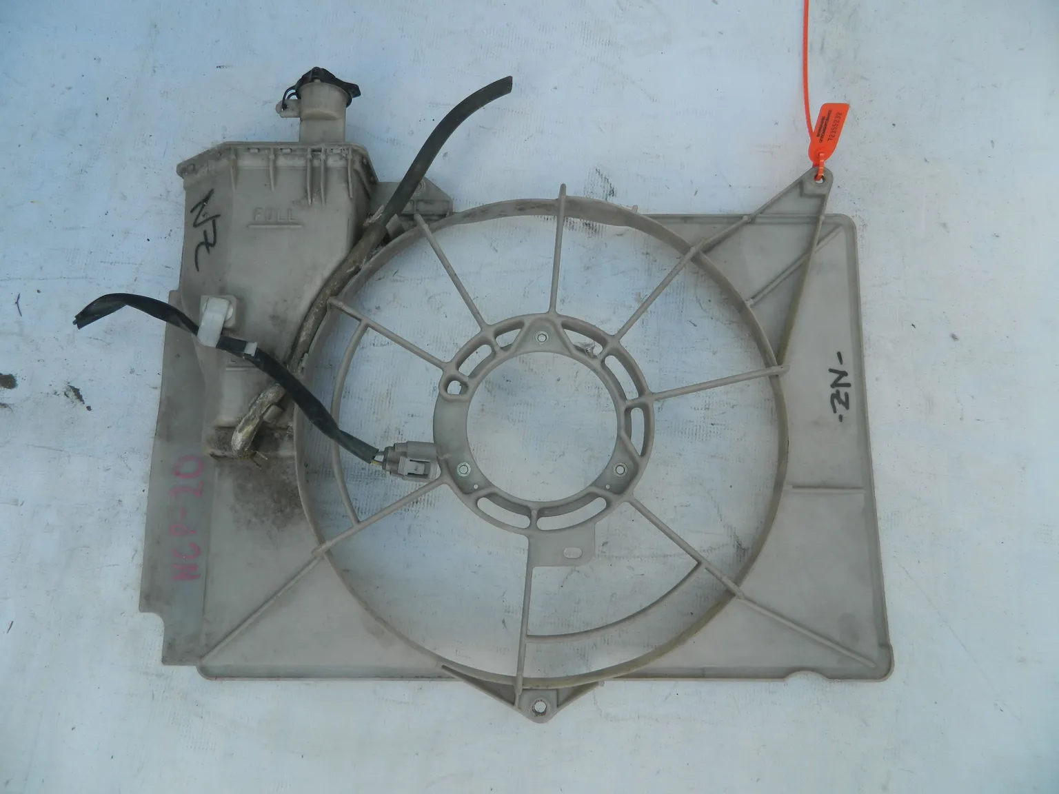 Диффузор радиатора TOYOTA FUNCARGO NCP20 (Контрактный) 72355232