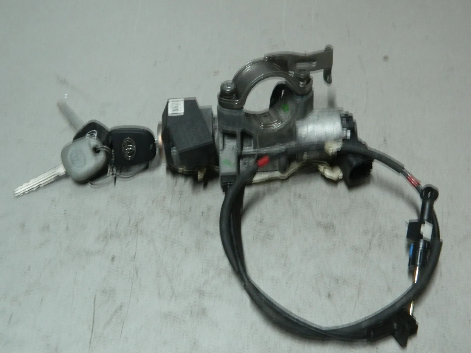 Замок зажигания TOYOTA AVENSIS AZT250 (Контрактный) 81532443