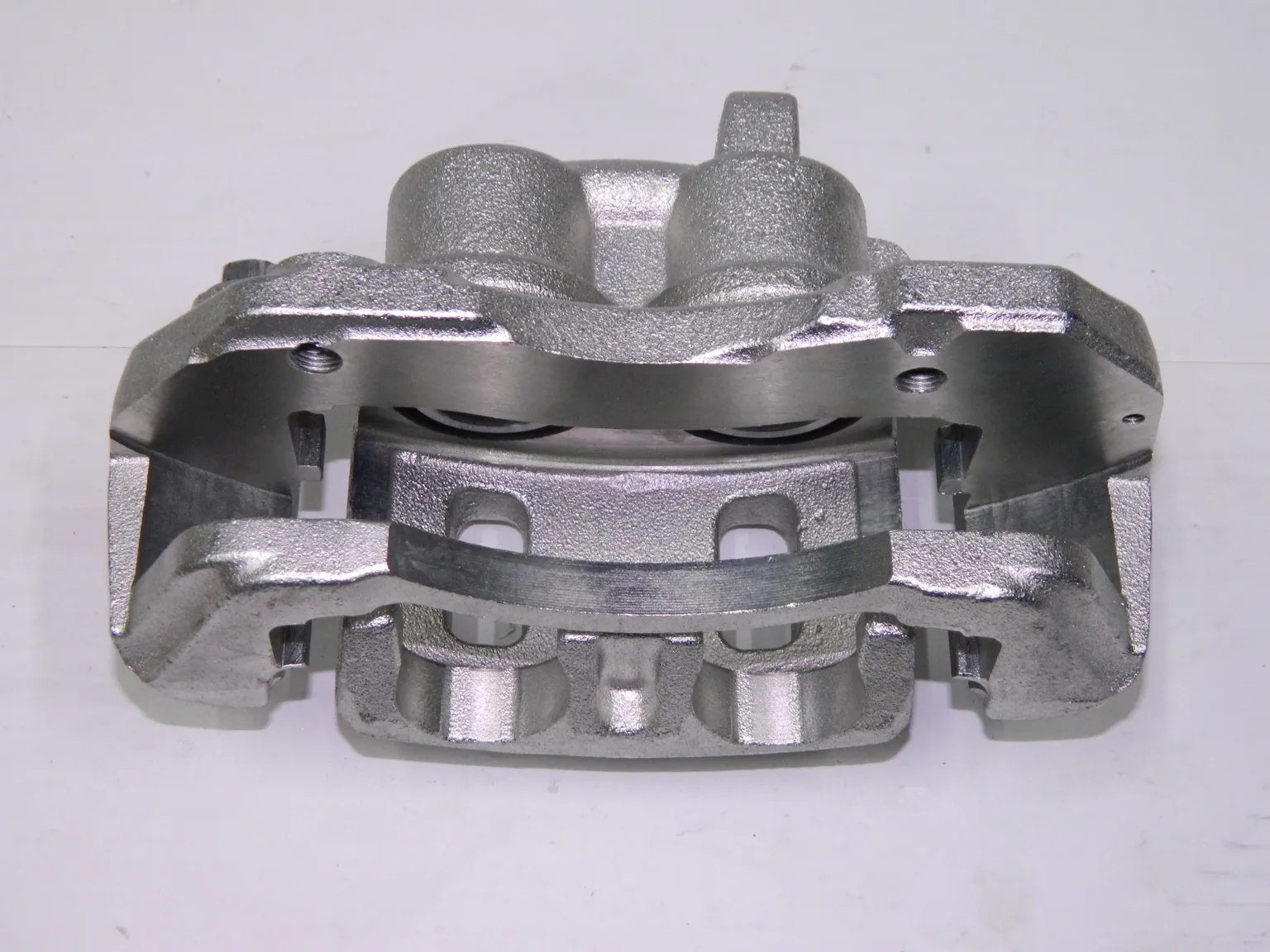 Суппорт тормозной GENERAL PARTS MB858404 MITSUBISHI PAJERO V4# V2# Перед Лев