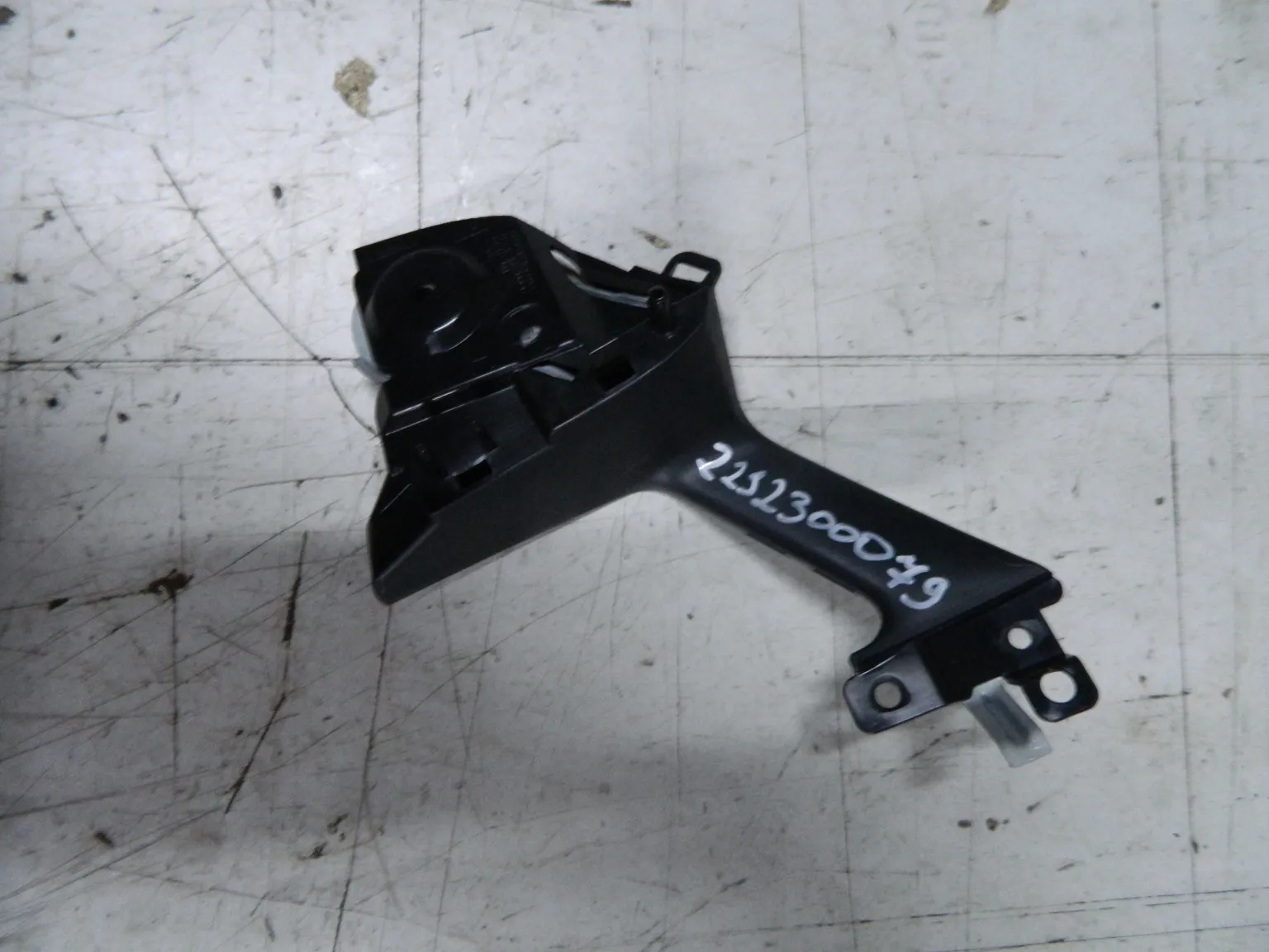 Кронштейн ручки двери NISSAN X-TRAIL NT32 Перед Лев (Контрактный) 2292300079