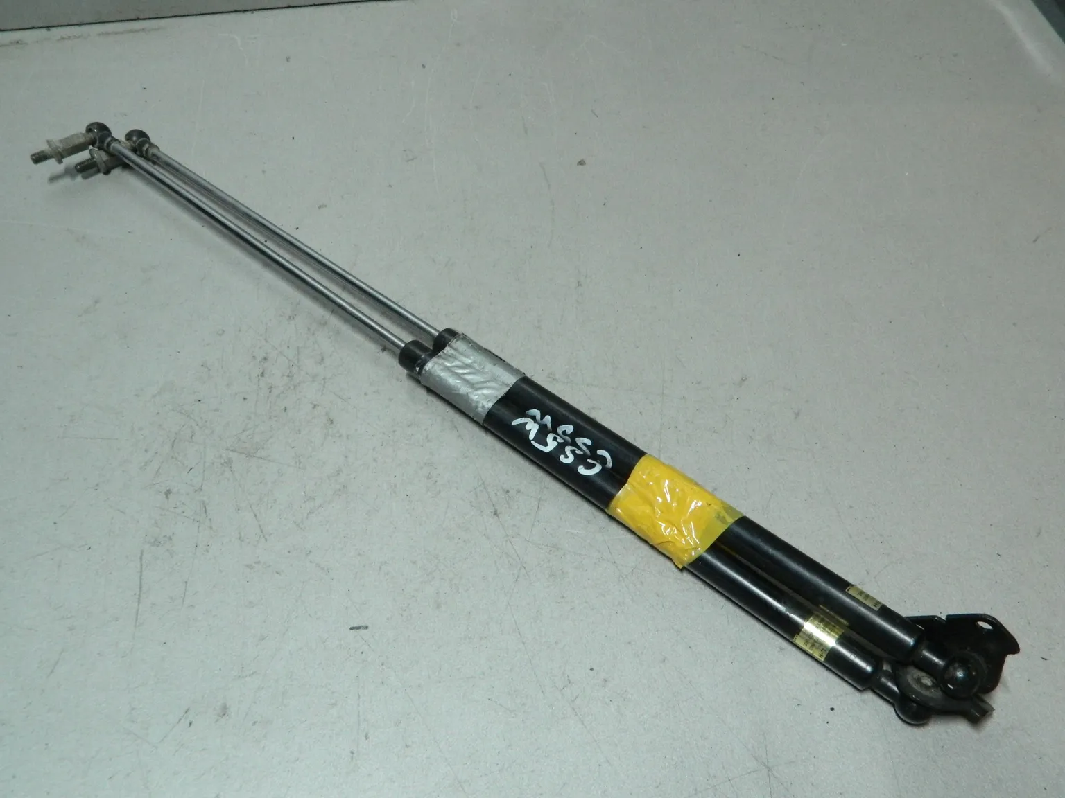 Амортизатор багажника MITSUBISHI LANCER CEDIA CS5W (Контрактный) 81528831