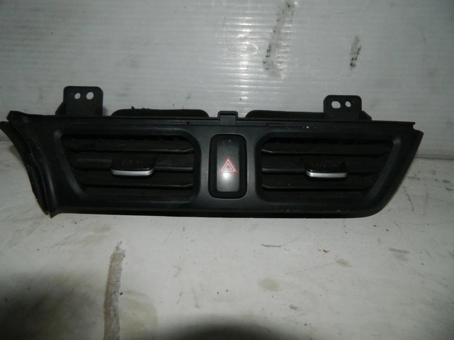 Дефлектор воздуховода KIA RIO QB G4FA Центр (Б/У) 40940121