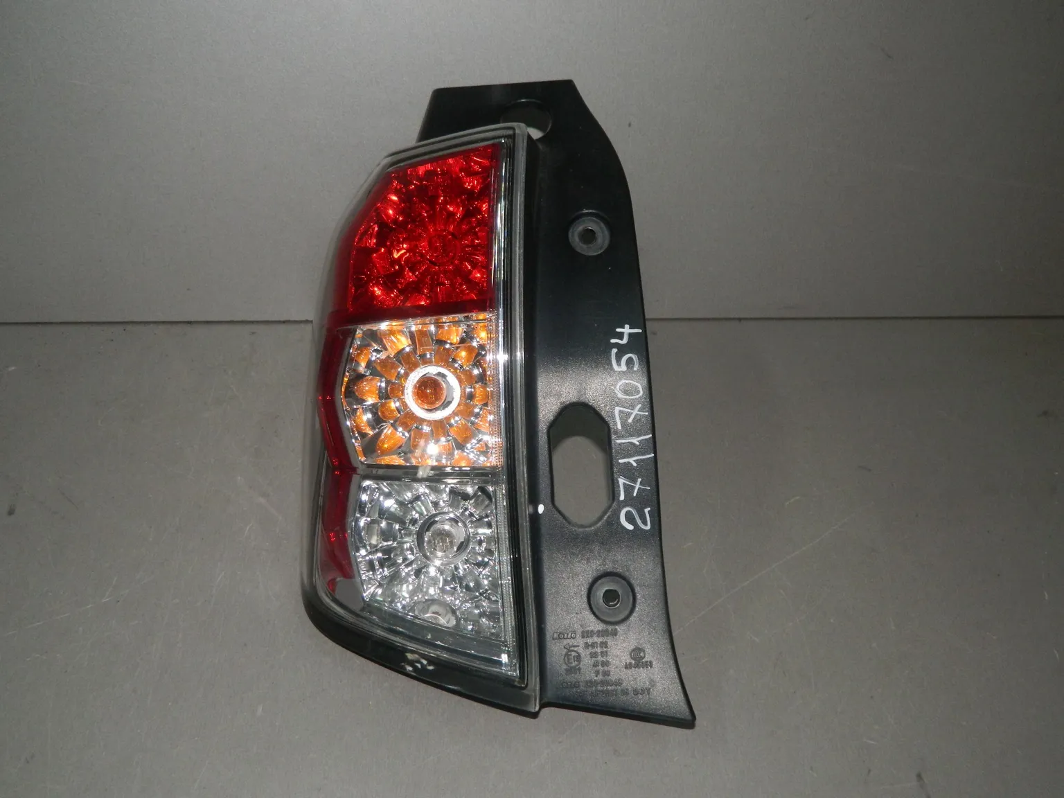 Фонарь SUBARU FORESTER SHJ Зад Лев (Контрактный) 27117054