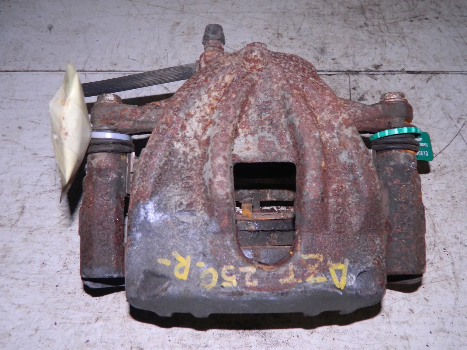 Суппорт TOYOTA  AVENSIS AZT250 Перед Прав (Контрактный) 79590613