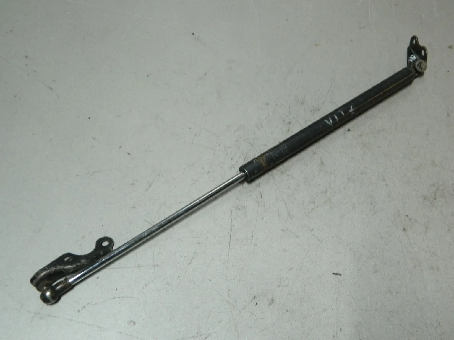 Амортизатор багажника TOYOTA VITZ SCP10 Прав (Контрактный) 81532202