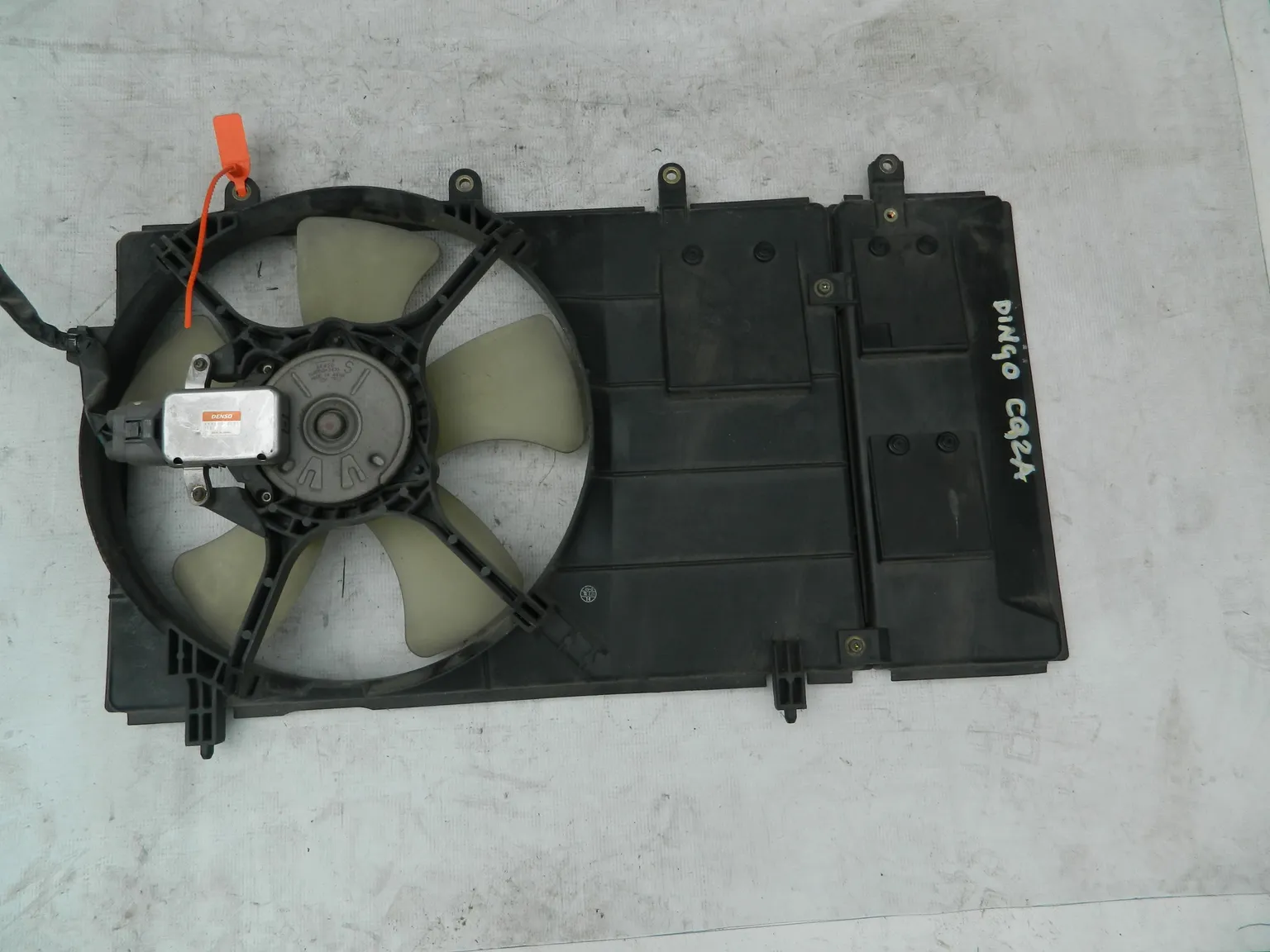 Диффузор радиатора MITSUBISHI DINGO CQ2A (Контрактный) 72355014