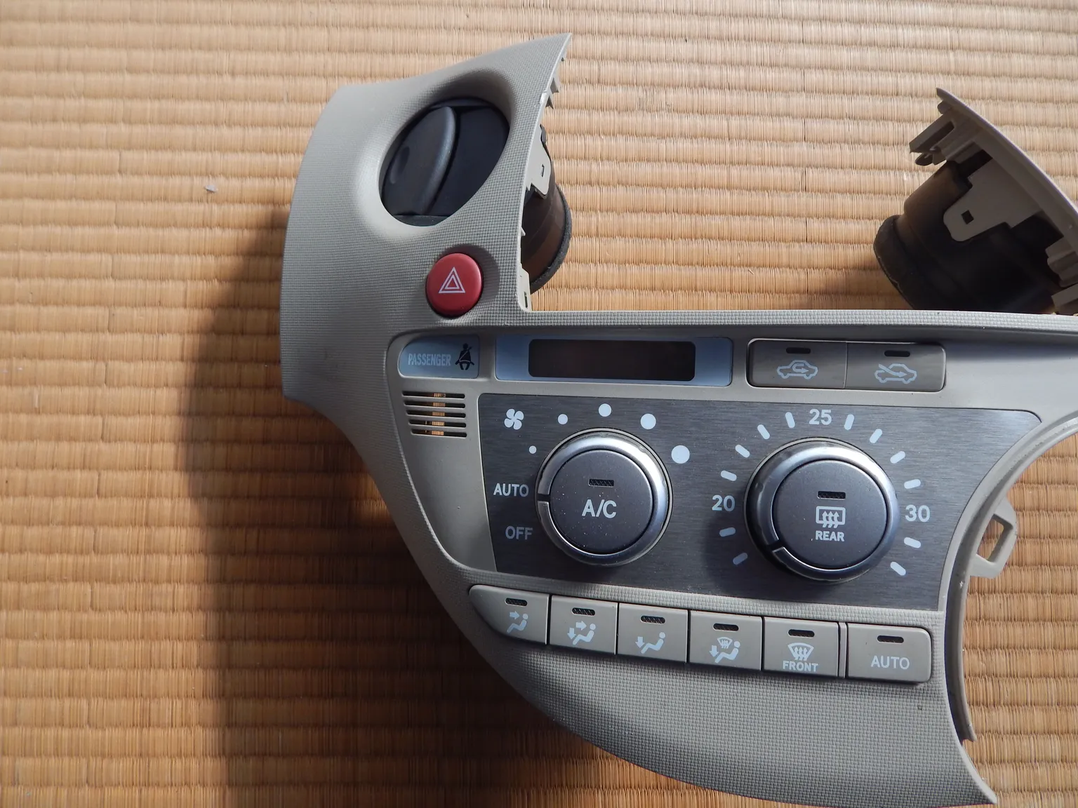 Блок управления климат контролем Toyota Sienta NCP81 (контрактный) 37025002