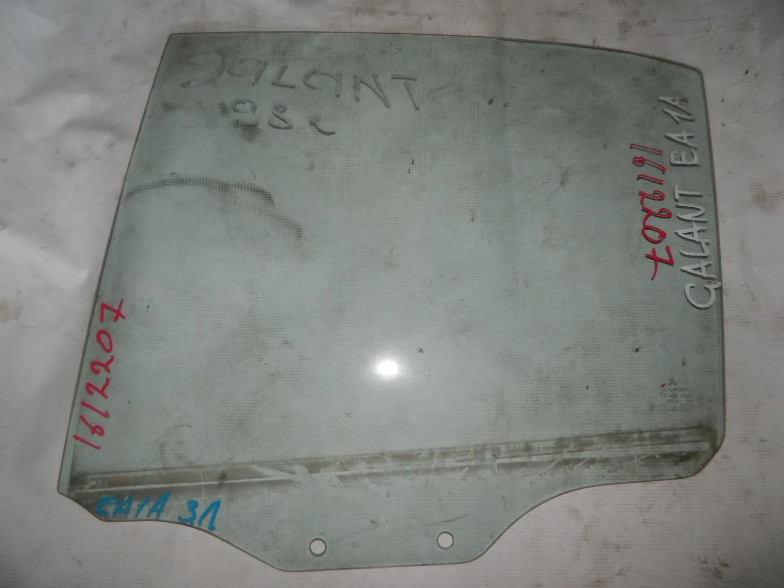 Стекло двери MITSUBISHI GALANT EA1A Задн. Лев (Контрактный) 1612207