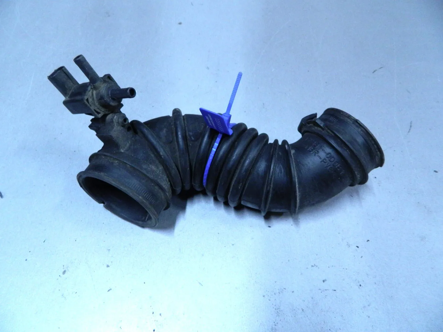Патрубок воздушного фильтра TOYOTA COROLLA 120 (Б/У) 69838921 173810d081