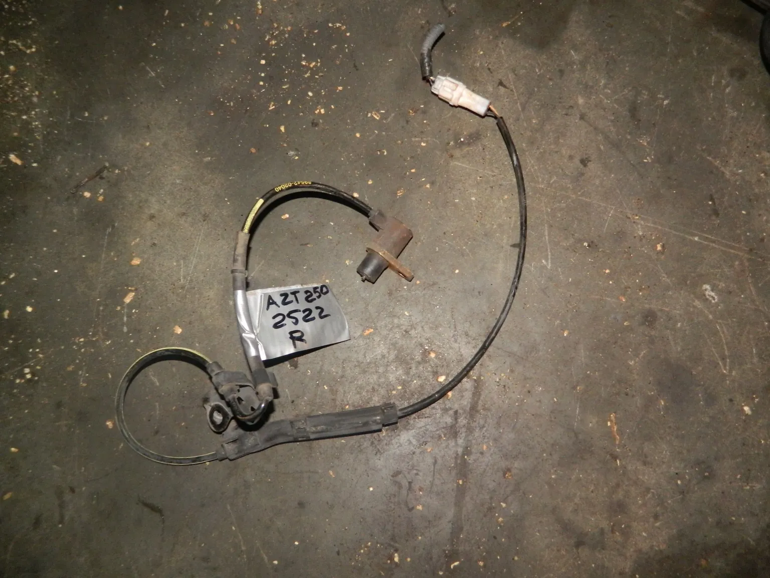 Датчик ABS TOYOTA AVENSIS AZT250 (Контрактный) 1081130770