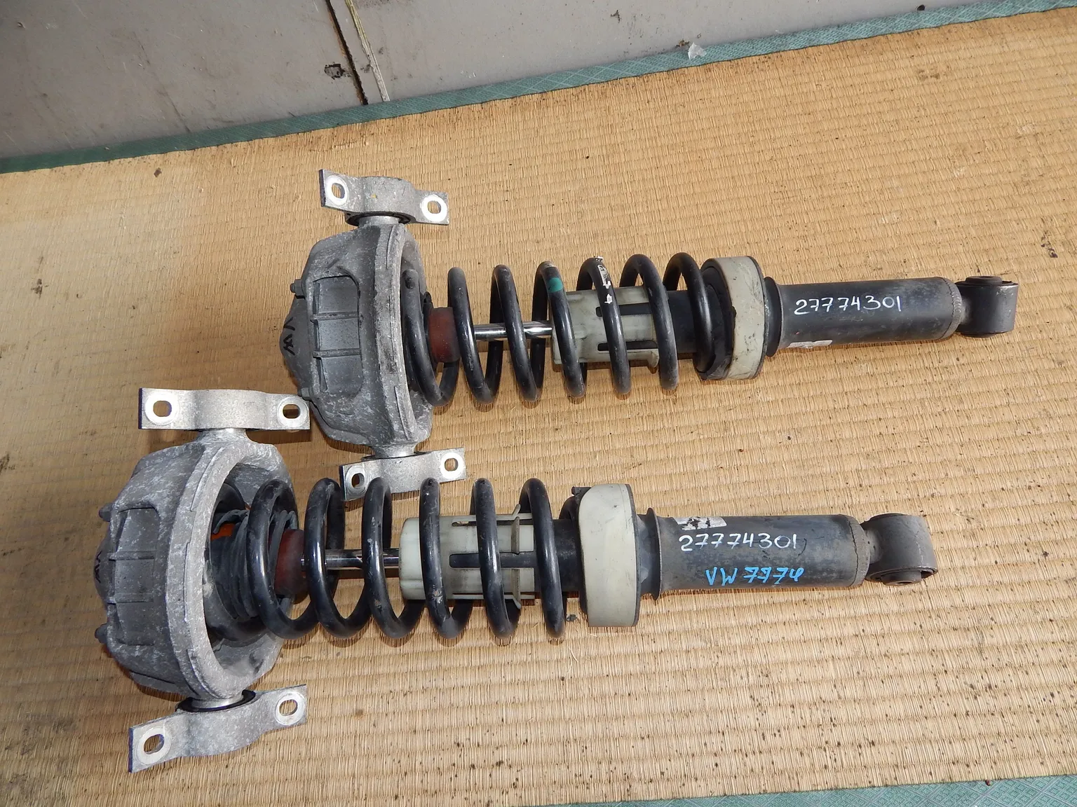 Стойка подвески VOLKSWAGEN TOUAREG 7L7 Зад (ПАРА) (Контрактный) 27774301