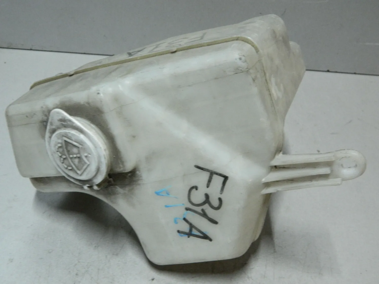 Бачок омывателя MITSUBISHI DIAMANTE F31A (Контрактный) 79591895