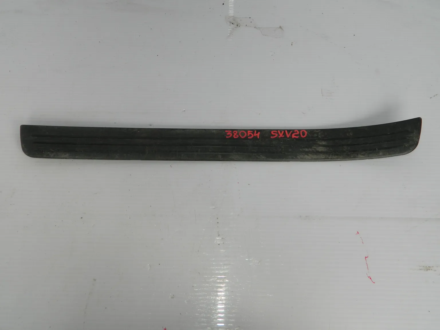 Накладка на порог TOYOTA CAMRY GRACIA Прав SXV20 5SFE (Б/У)